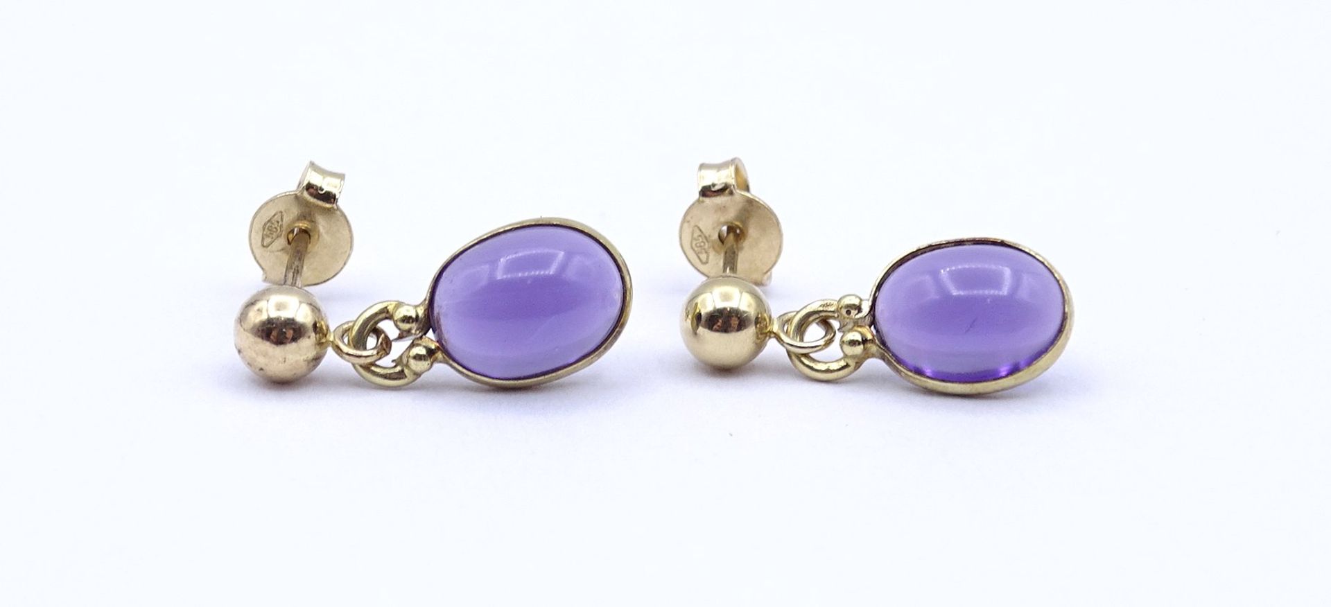 Ohrstecker aus 585er-Gelbgold mit Amethystcabochons, L. 1,5 cm, 1,4 gr.