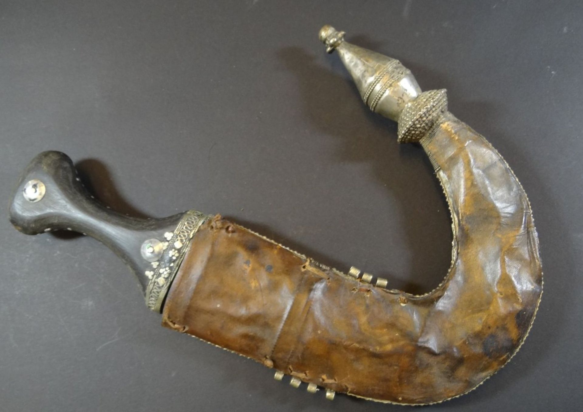 arabischer Krummdolch in versilb. Scheide, Rückseite Leder, Alters-u. Gebrauchsspuren, Klinge arabi - Bild 2 aus 6