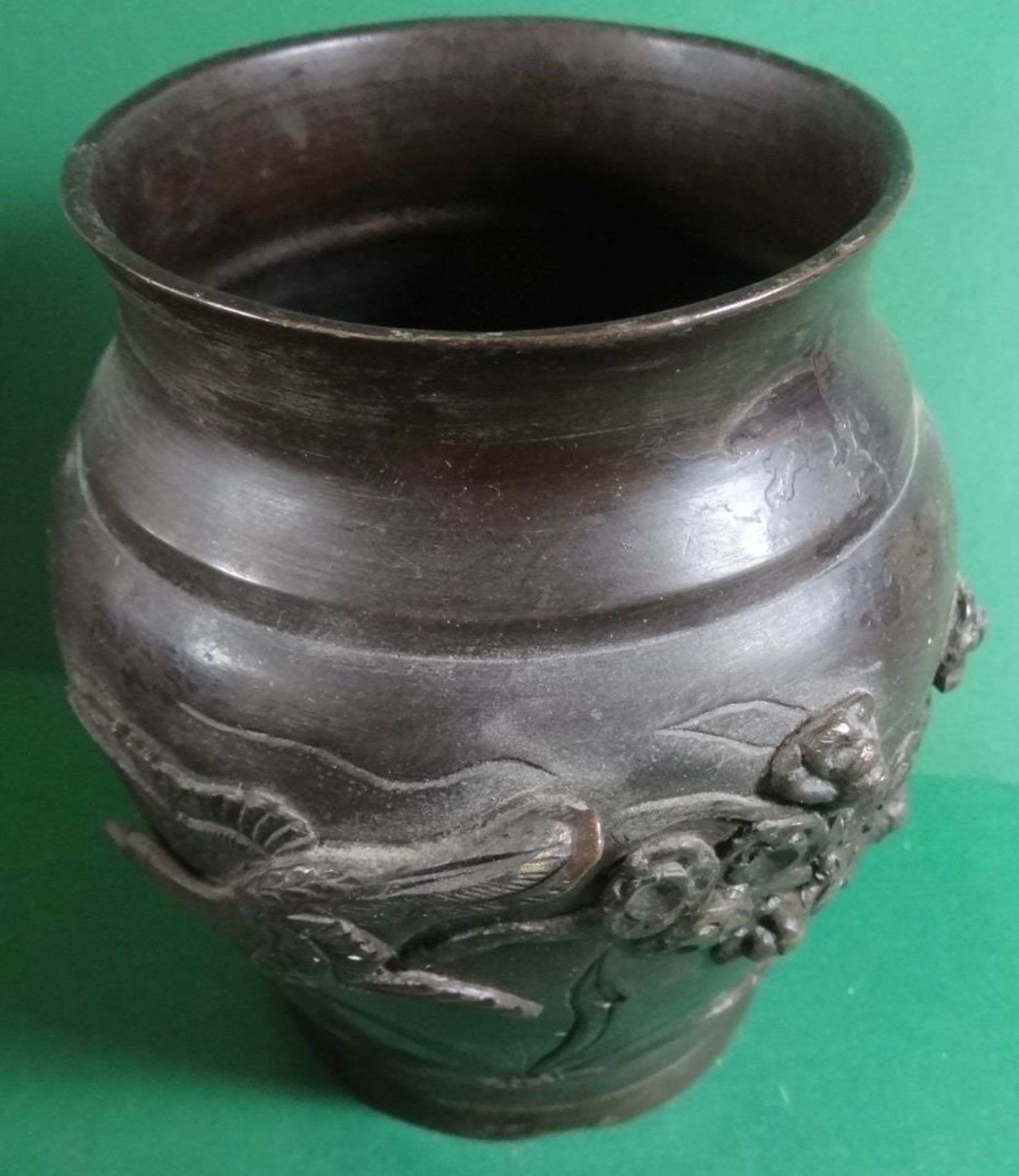 Bronze-Vase mit plastischen umlaufenden Fries, Vögel und Blumen, wohl Japan, 1x Materialfehler o.ä  - Bild 4 aus 6