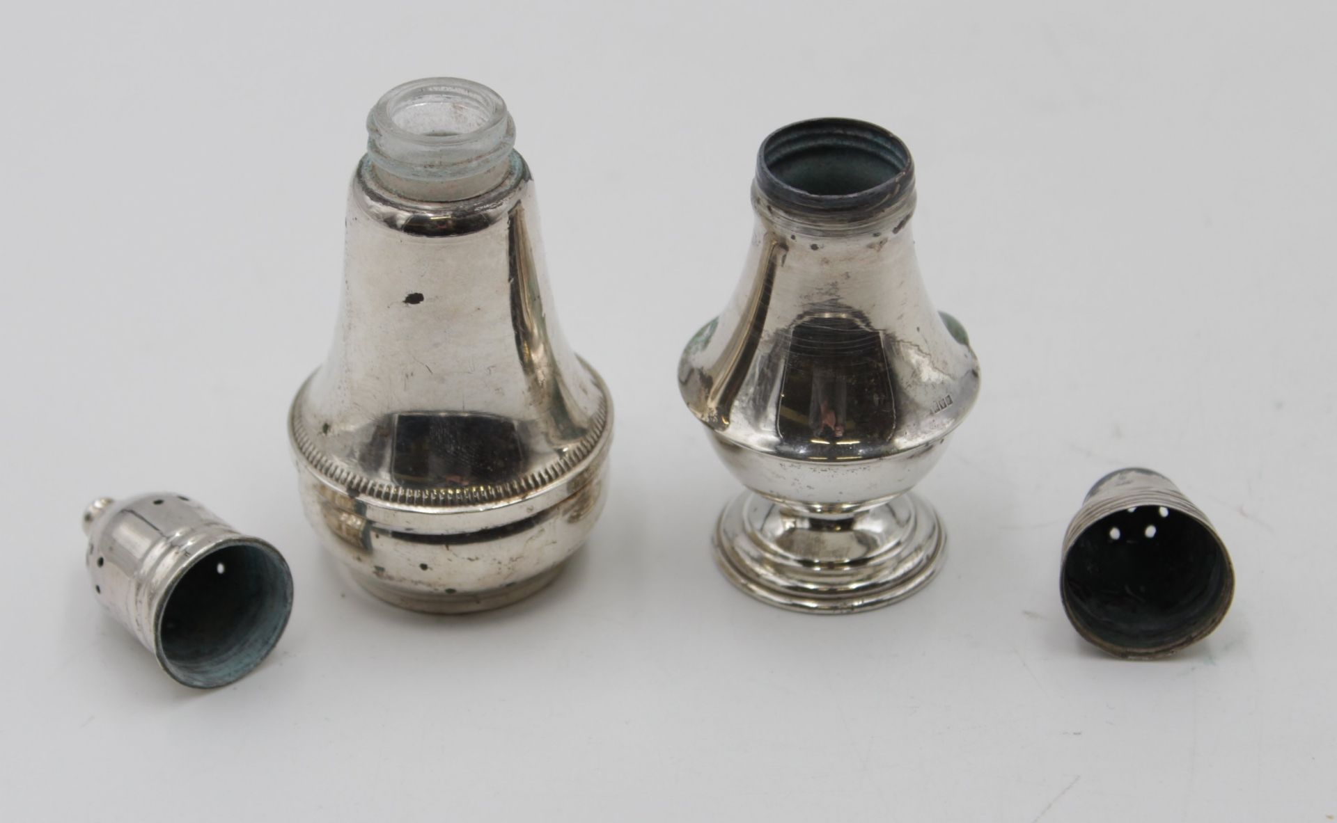 Paar Streuer, England, Sterling, jeweils in schlechter Erhaltung, 1x Glaseinsatz, ca. H-9,5cm. - Bild 6 aus 8