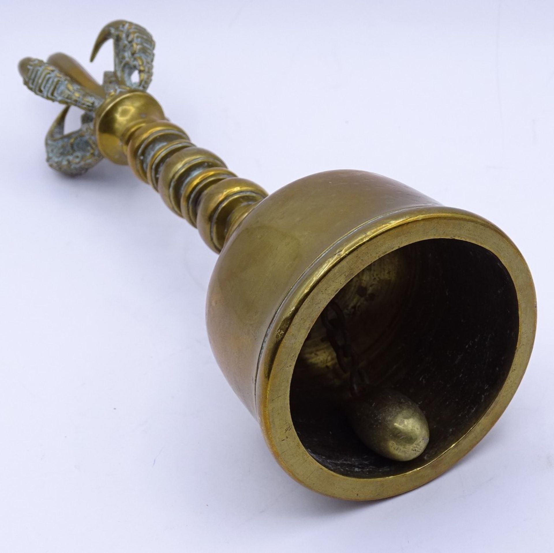 Große Handglocke aus Messing, Tibet wohl 18./19.Jhd., mit Vogelkrallen, H-21,5cm - Image 4 of 5