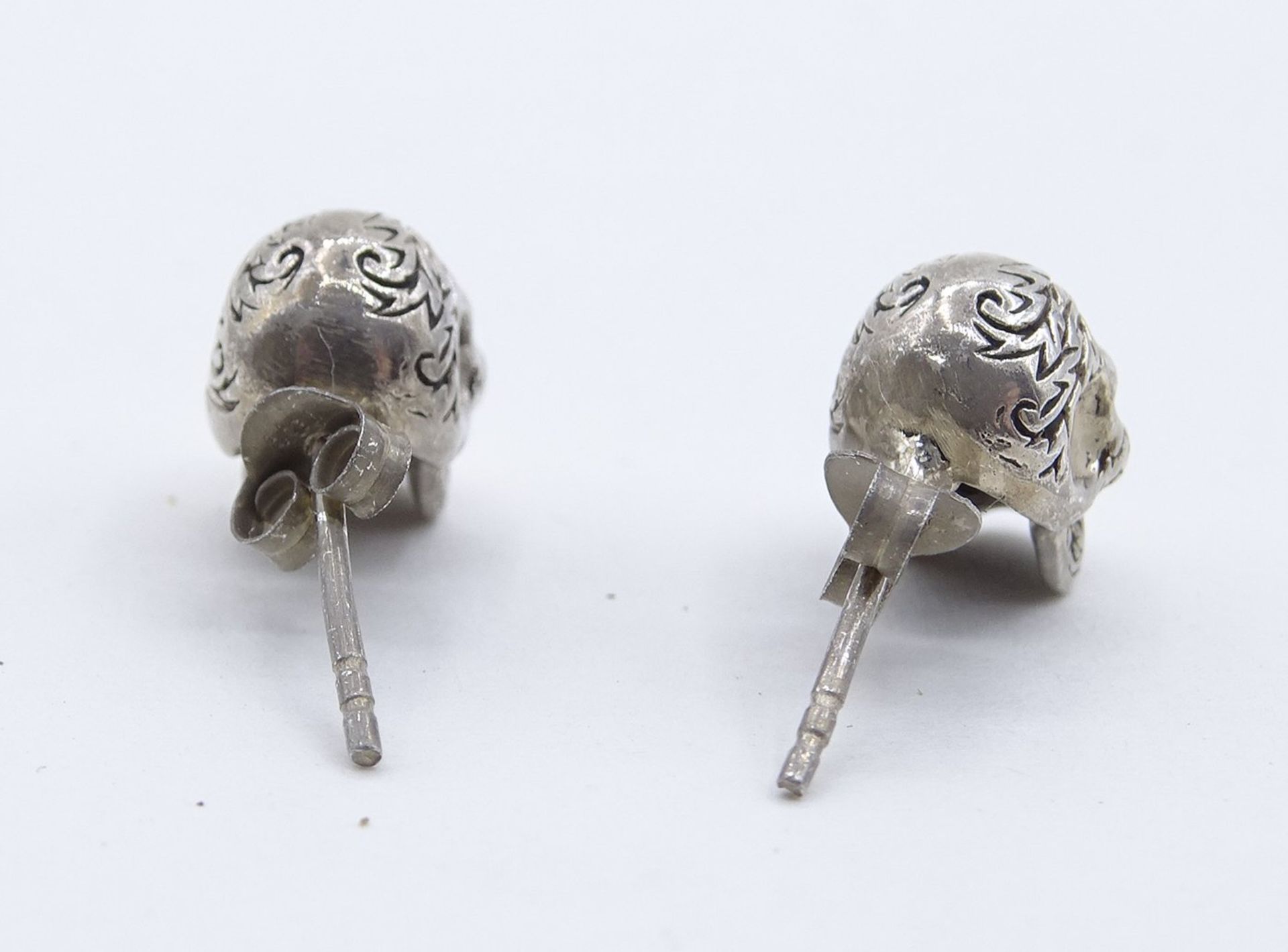 Ohrstecker in Totenkopfform, 925er-Silber, 0,7 x 1 cm, zus. 3 gr., mit Altersspuren, reinigungsbedü - Bild 2 aus 4