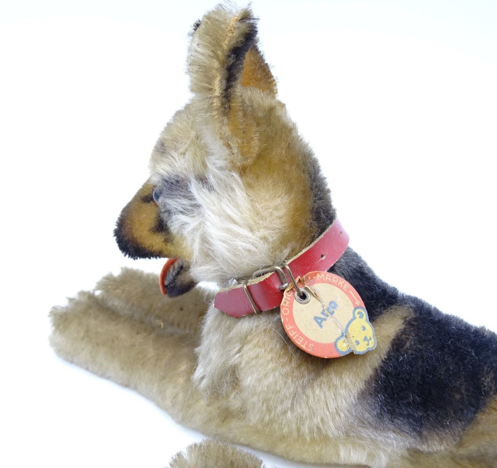 Schäferhund "Arco" von Steiff mit Halsband und Etikett, mit Altersspuren, reinigungsbedürftig - Bild 4 aus 6