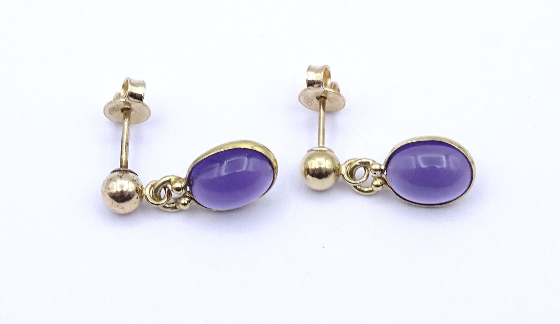 Ohrstecker aus 585er-Gelbgold mit Amethystcabochons, L. 1,5 cm, 1,4 gr. - Image 2 of 3