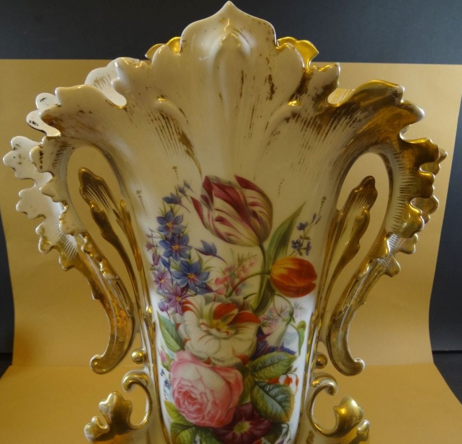 grosse Biedermeier-Vase mit Blumenmalerei, ein Zacken fehlt, langer Altriss, H-44 cm, B-31 cm - Image 2 of 7