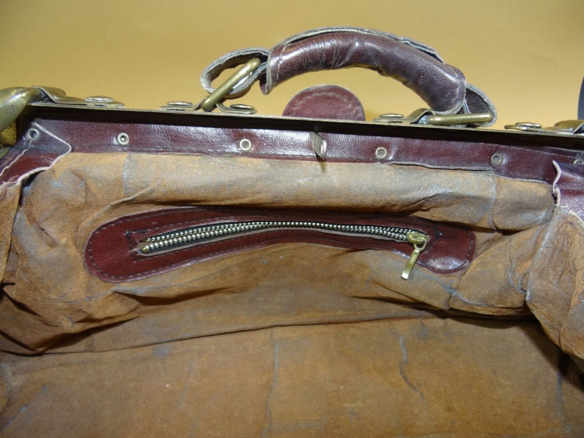 kl. alte Leder-Arzttasche, H-17 cm, 37x16 cm, Gebrauchsspuren - Bild 7 aus 8