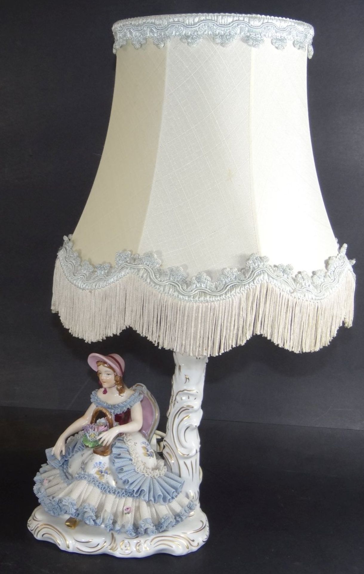 Tischlampe "Dresden" sitz. Mädchen mit Blumenkorb, Spitzenkleid tw. bestossen, H-43 cm