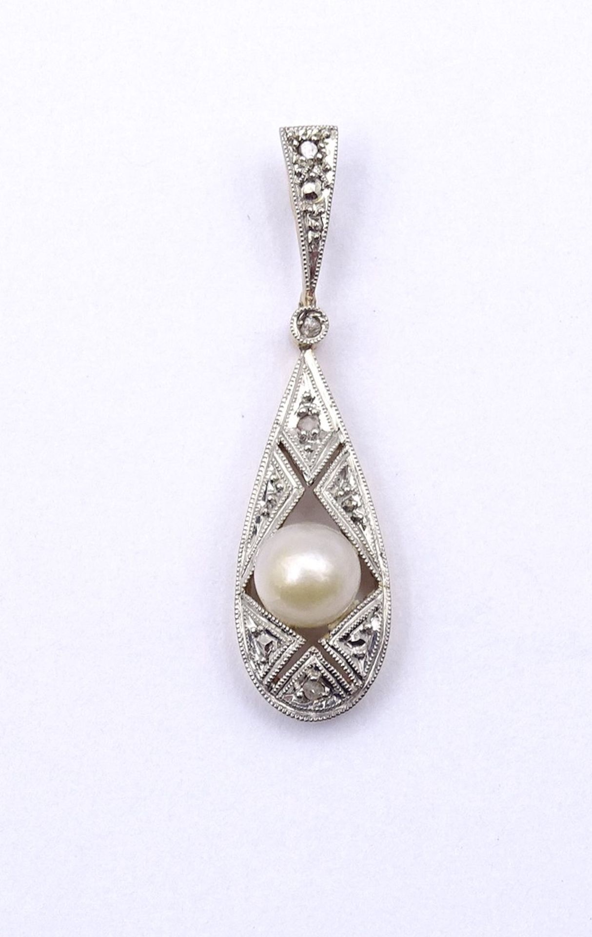 Art Deco Gold Anhänger 0.585, mit Perle und Diamantensplittern, L. 2,9cm, 1,30g.