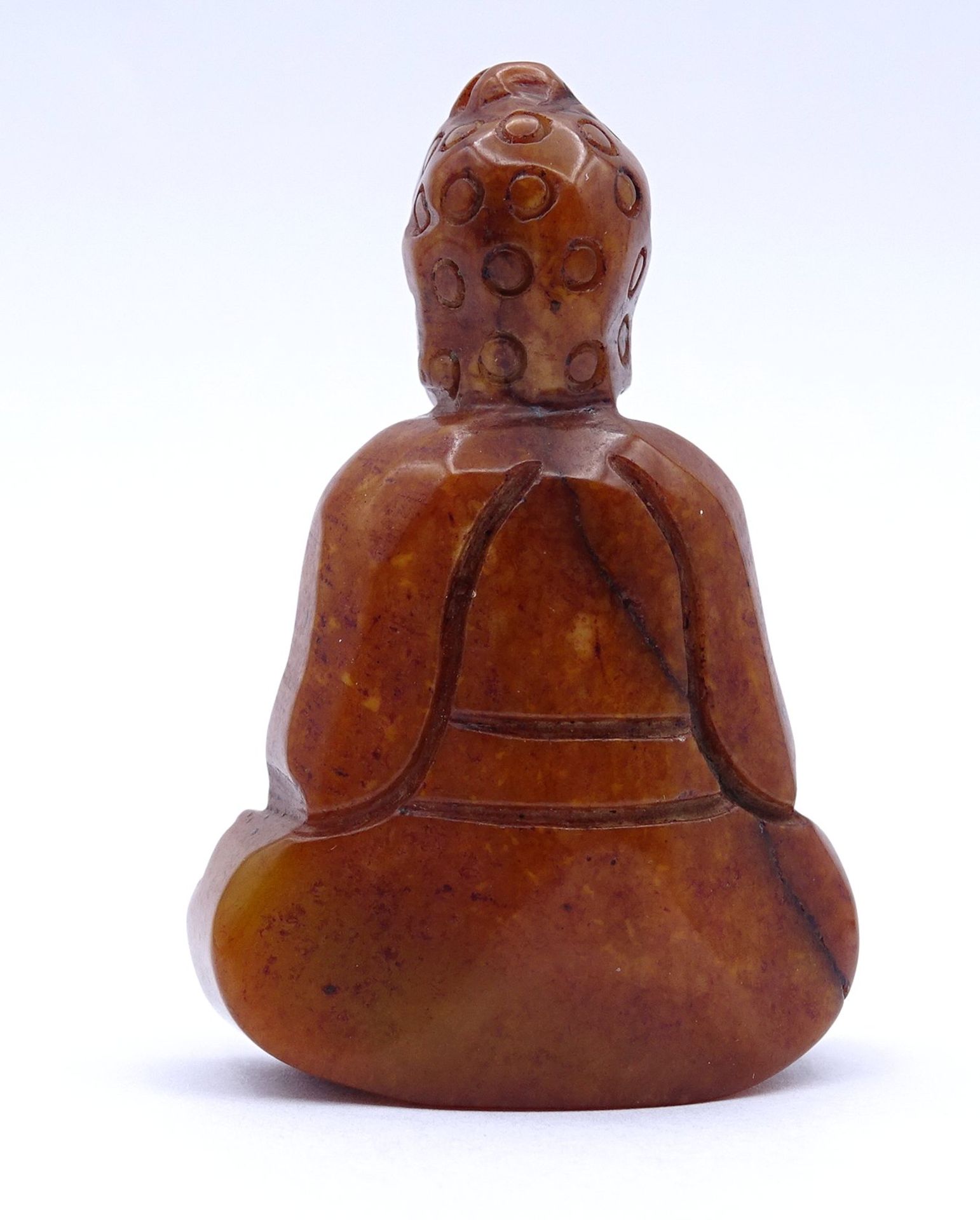 Buddhafigur aus roter Jade, H. 6 cm, Riss durch die gesamt Figur - Bild 2 aus 3