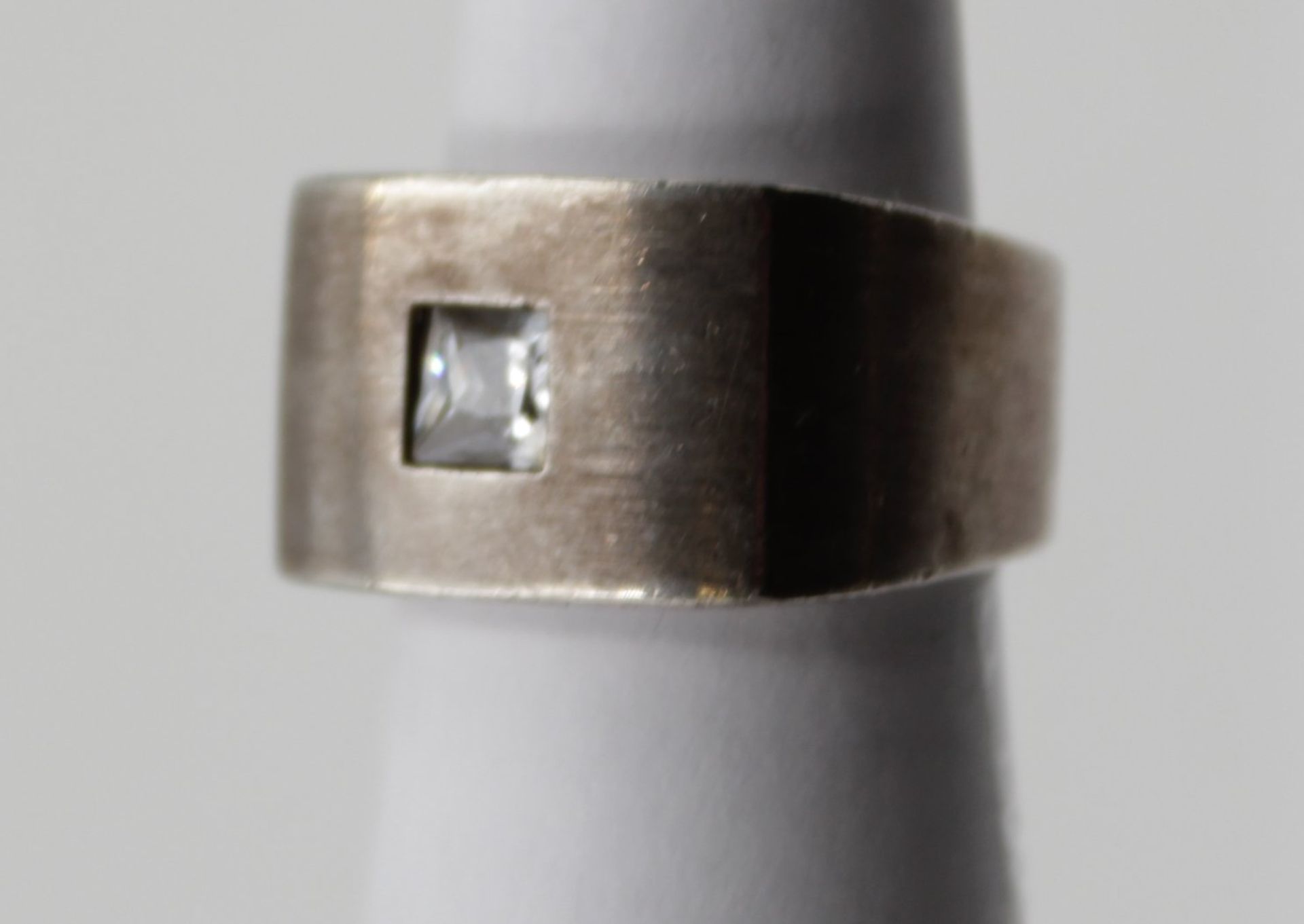 schwerer 925er Silber-Ring, klarer Solitärstein, 11,2gr., RG 55. - Image 2 of 5