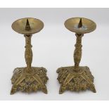 Leuchterpaar, wohl Bronze, reliefiert, ca. H-18cm.
