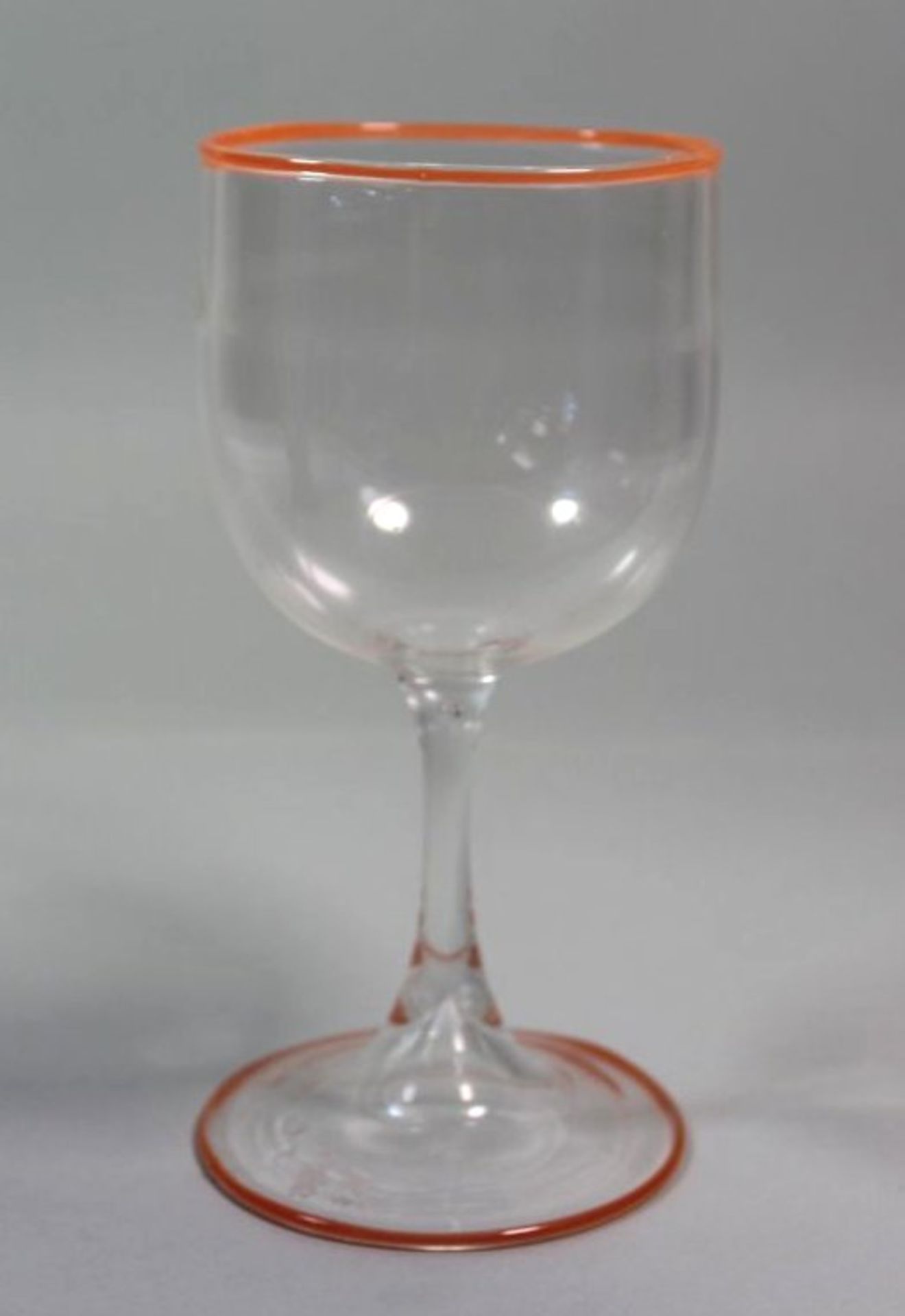 signiertes Glas um 1900, korallenfarbener aufgeschmolzener Rand, H-16,2cm.