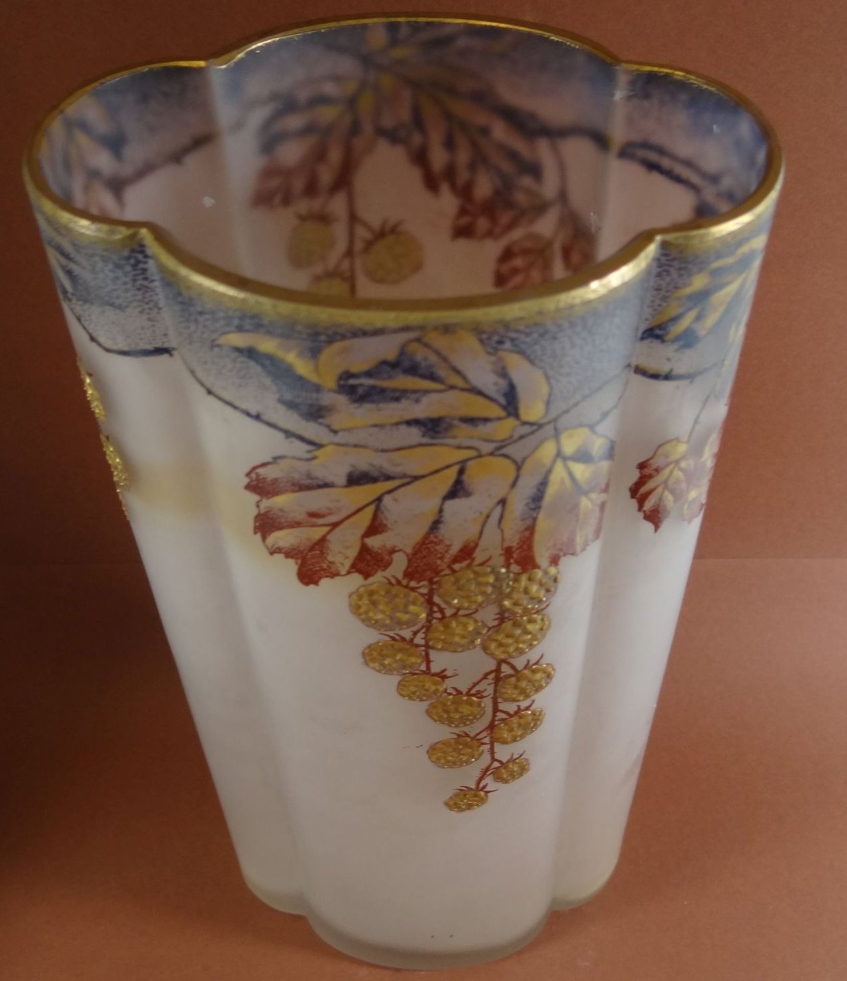 ovoide Jugendstil-Vase, Milchglas  mit Beerendekor, H-22 cm, B-11 cm - Bild 6 aus 8