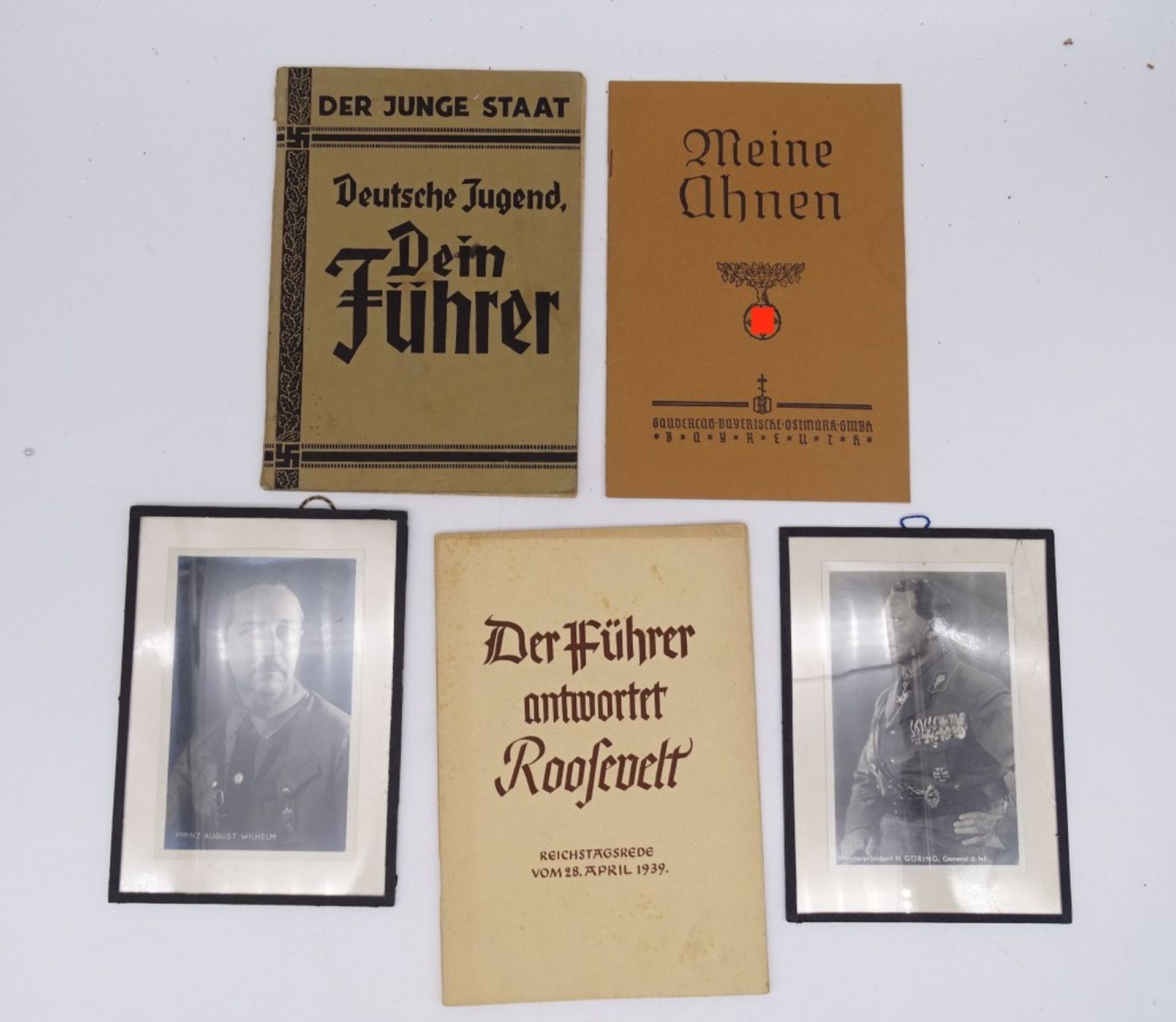 3 Hefte und 2 gerahmte Fotografien, 3. Reich, Ahnenbuch, "Der junge Staat", "Der Führer antwortet R