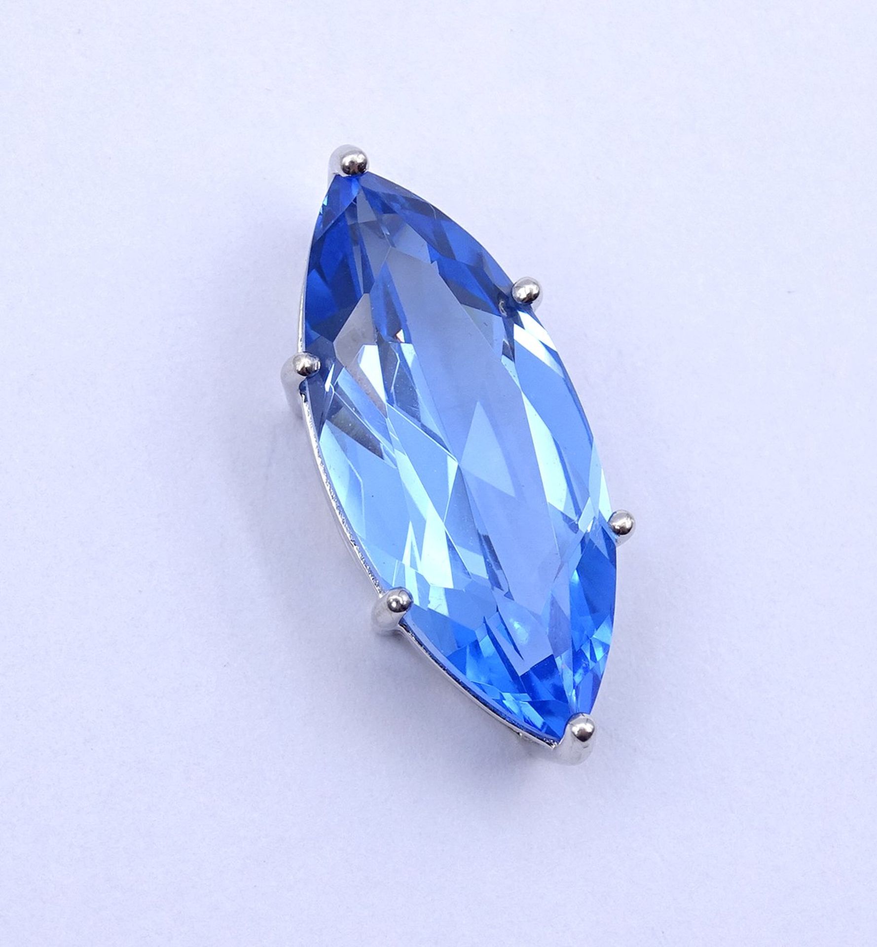 Ketten Flyer mit einem blauen Zirkon, Sterling Silber Fassung 0.925, L. 3,0cm, 6,1g.