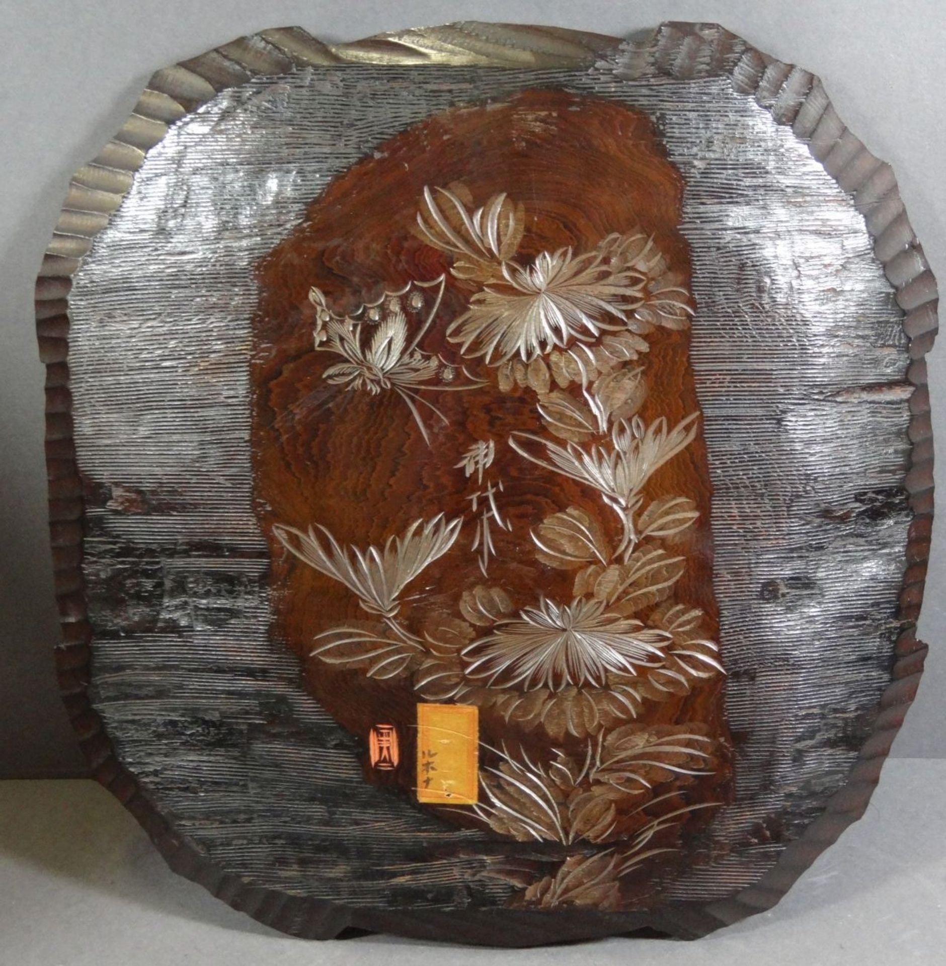 runde beschnitzte Holzplatte, China, Drei weise Affen, verso gemarkt, Holz gebogen, D-ca. 27 cm - Bild 3 aus 4