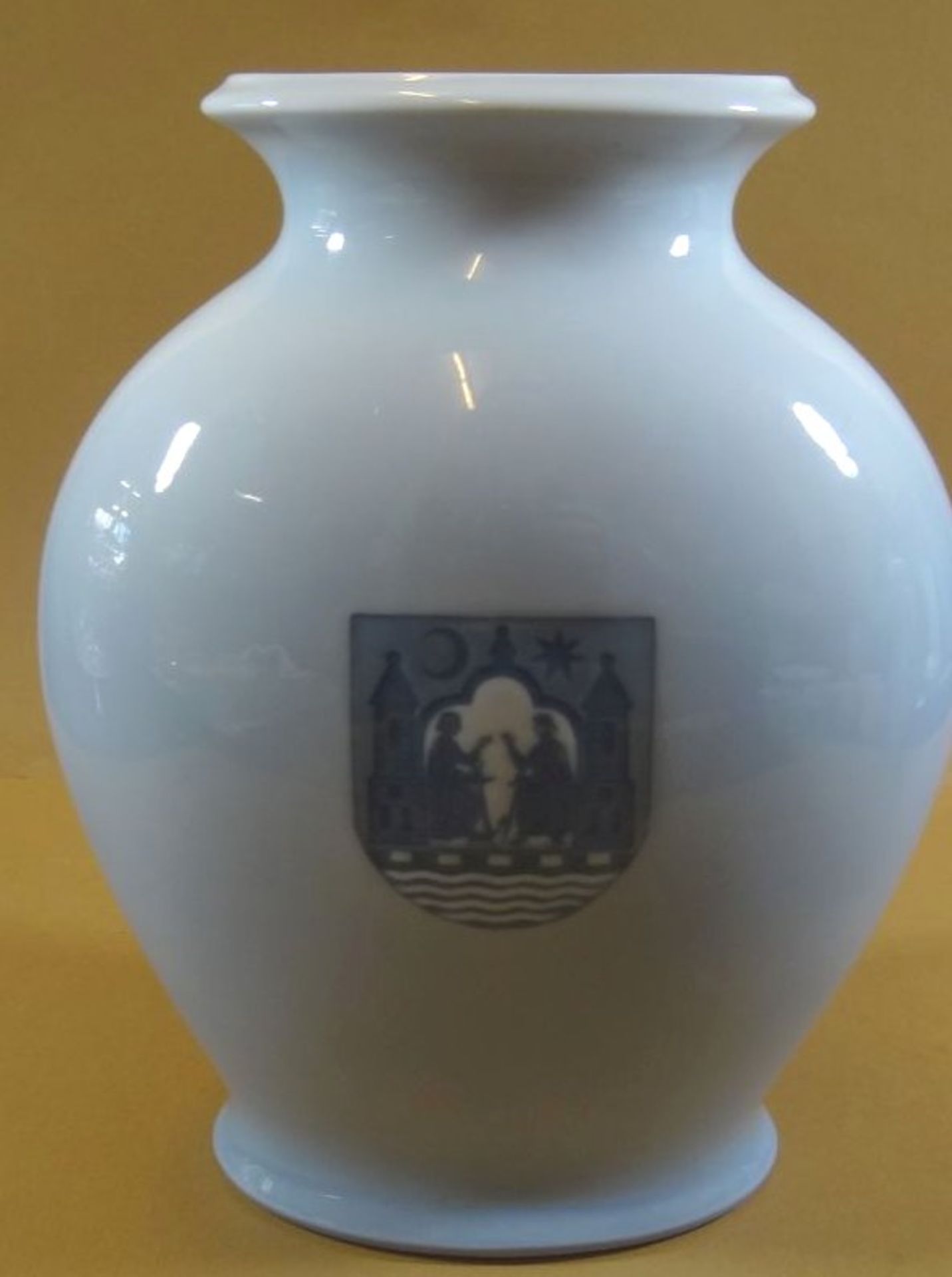 Vase "Royal Copenhagen", Schauseite mit Gutshof, rückseitig Wappen, älter, H-23 cm, B-17 cm - Bild 3 aus 6