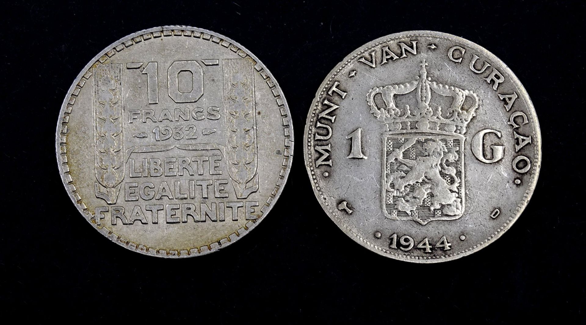 Zwei Silber Münzen, 10 Francs 1932 / 1 Gulden Curacao 1944 , zus. 19,7g.