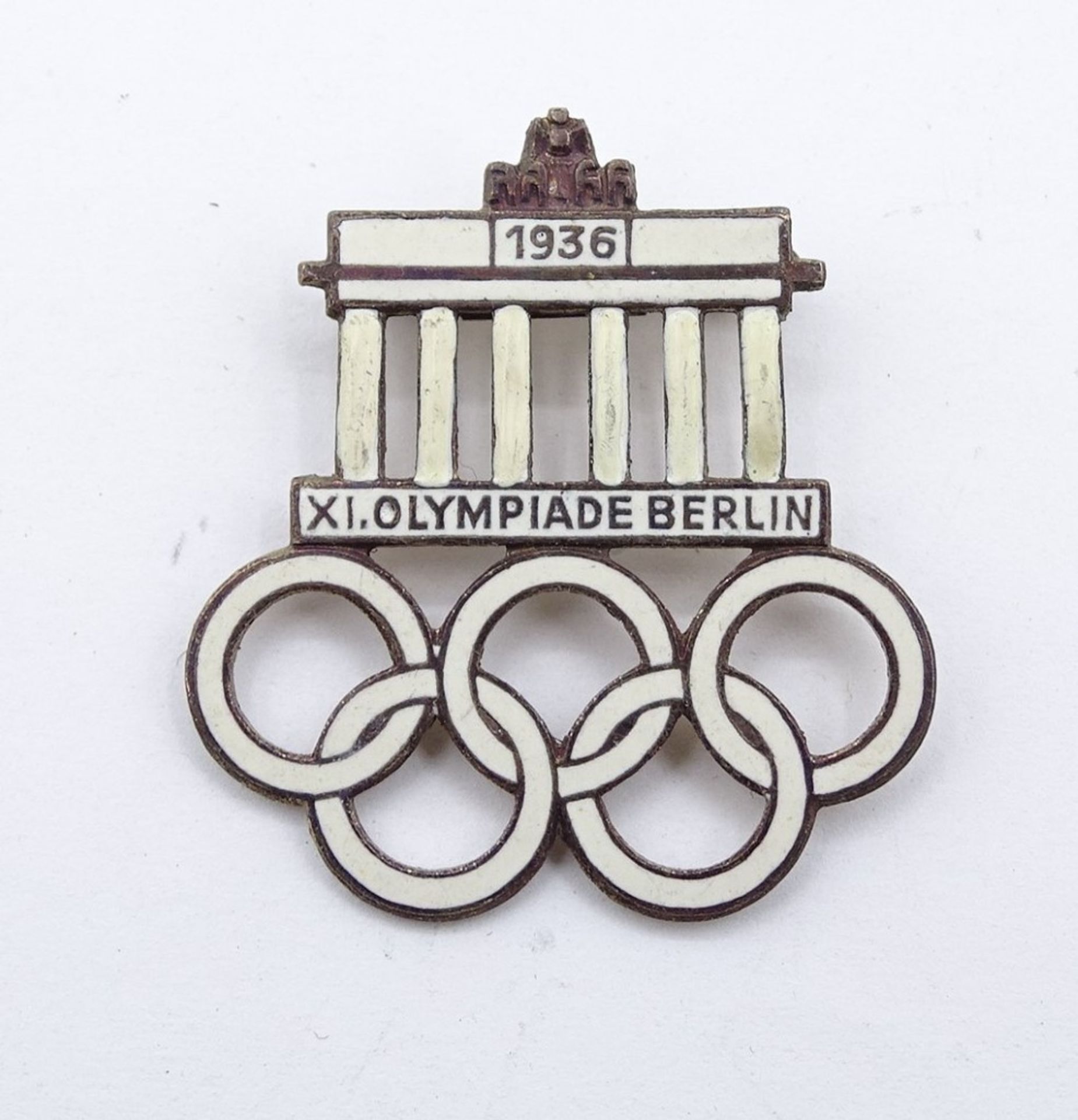 Emaillierter Metallanstecker "XI. Olympiade Berlin 1936", Rückseite mit Hersteller
