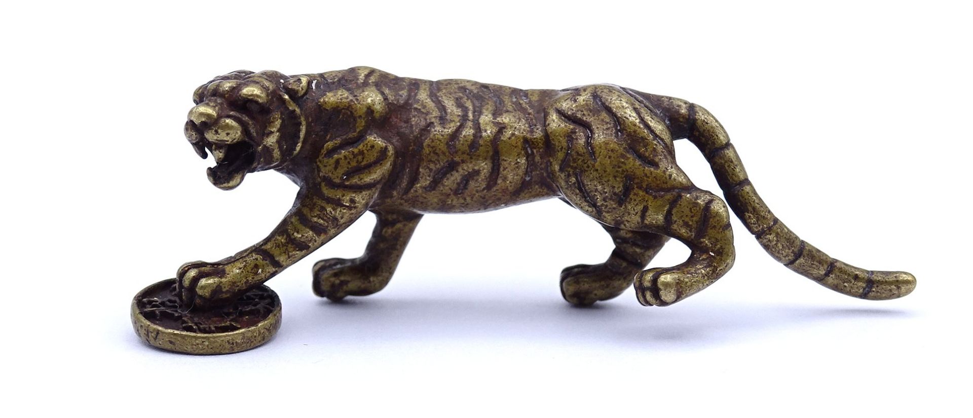 Bronzefigur eines Tigers mit einer Käschmünze, L. ca. 6,5 cm