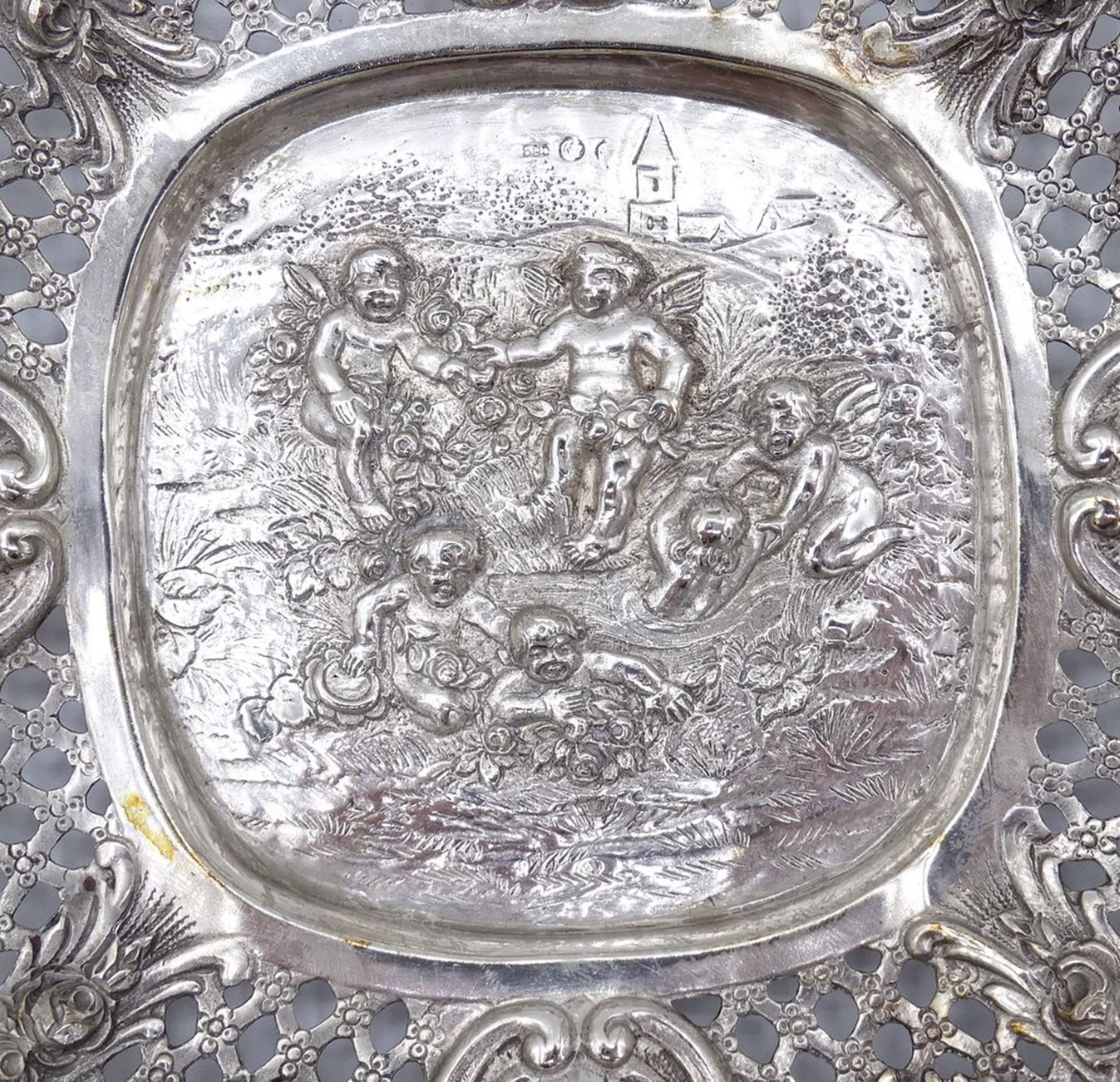 Alte Silber Anbietschale mit Putti´s und Rosenmuster, Silber 0.800, Durchbruchrand, 142 gr., 16,5 - Image 2 of 4