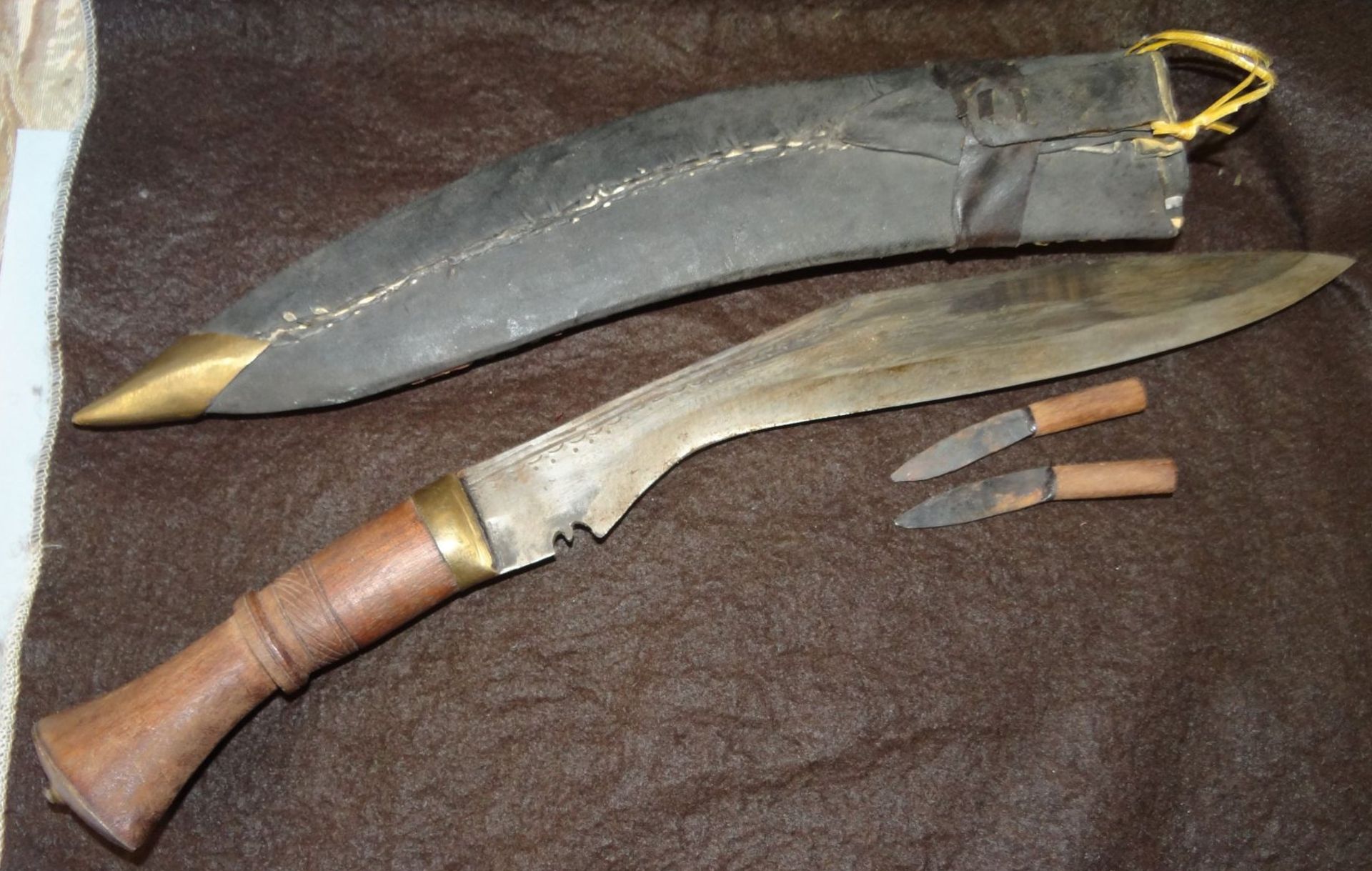 Krummdolch mit 2 kl. Messern in Lederscheide, L-45 cm, Altersspuren, Scheide mit Beschädigungen (1x - Bild 2 aus 4