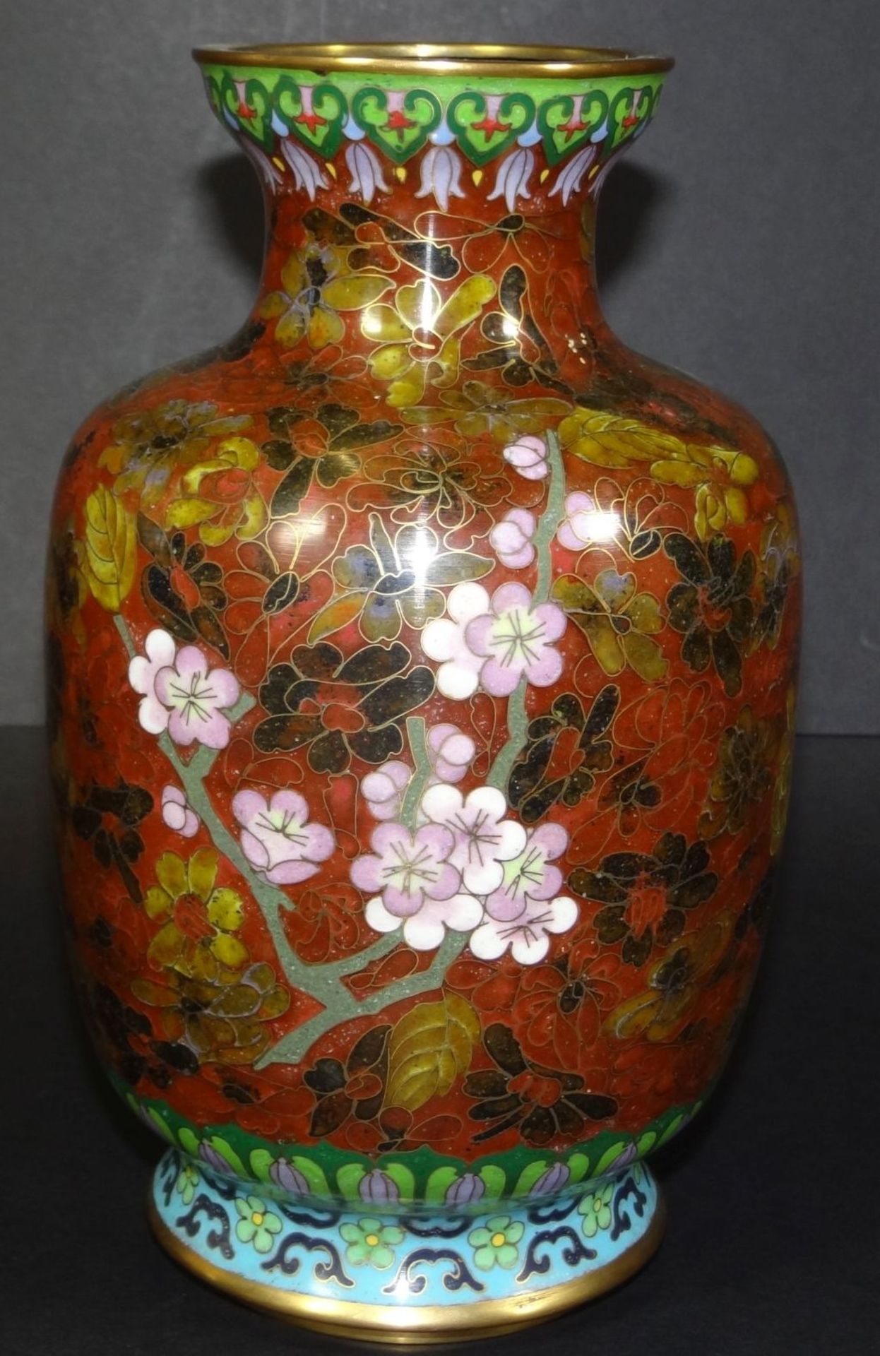 Cloisonne-Vase mit floralen Dekor, China, H-21 cm - Bild 3 aus 5