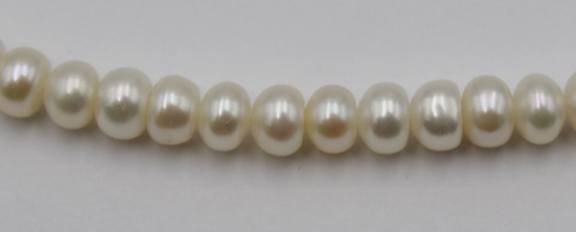kurze Perlenkette, versilb. Verschluss, ca. L-45cm. - Bild 2 aus 2