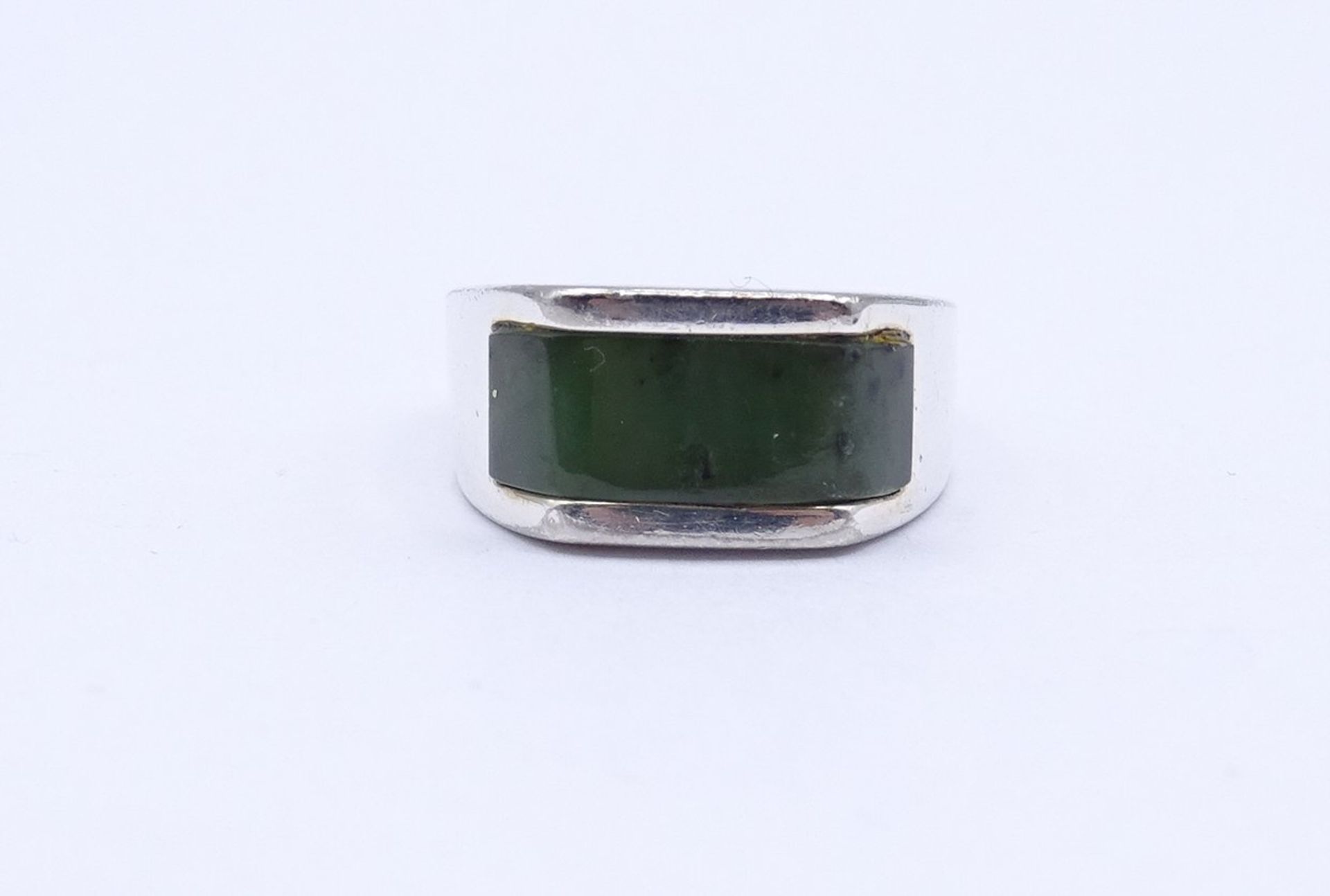 835er Silber Ring mit Jade, offene Ringschiene, 8,0g., RG 52, starke Tragespuren