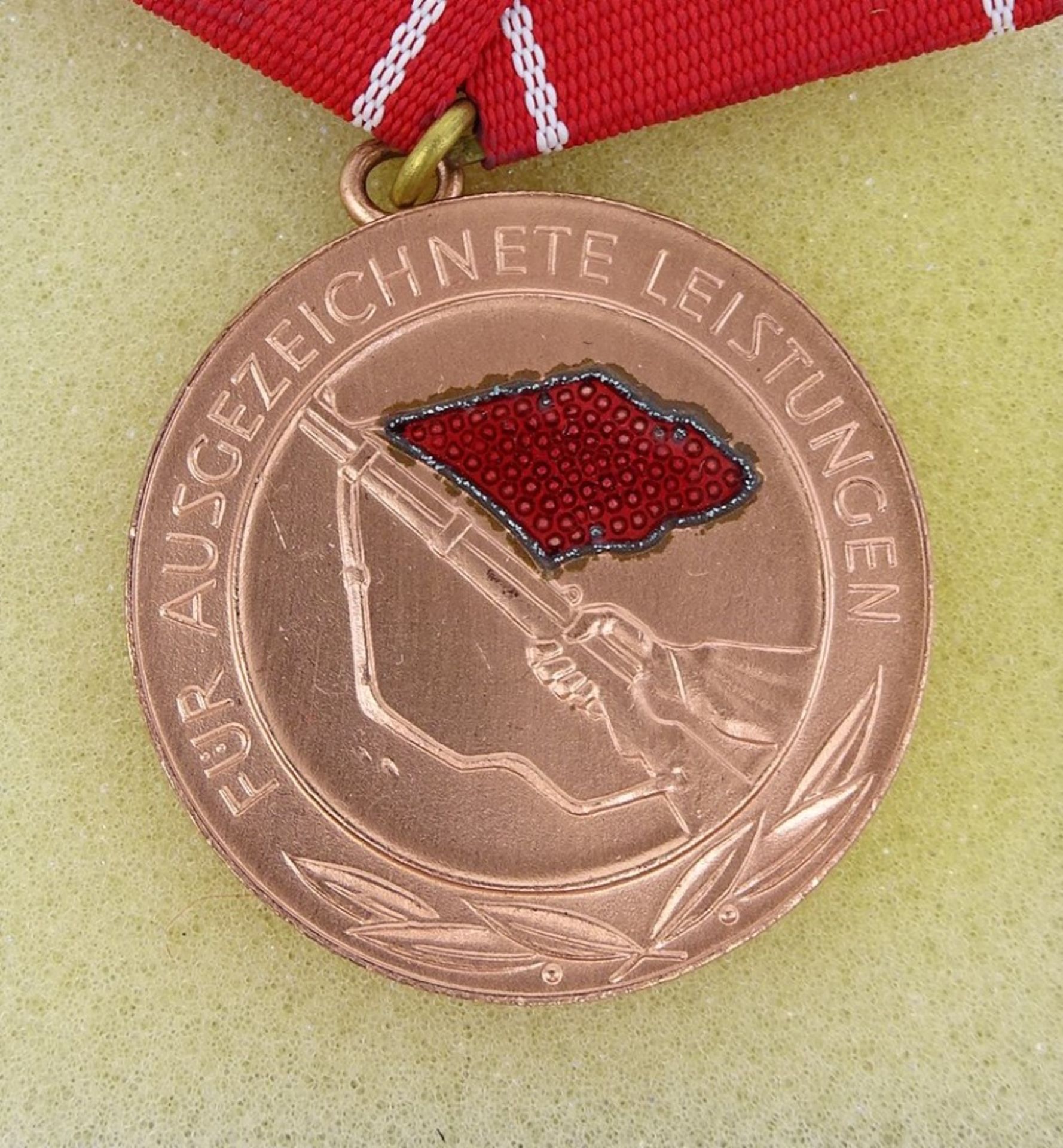 Medaille und Bandschnalle für ausgezeichnete Leistungen in den Kampfgruppen der Arbeiterklasse mit  - Bild 3 aus 4