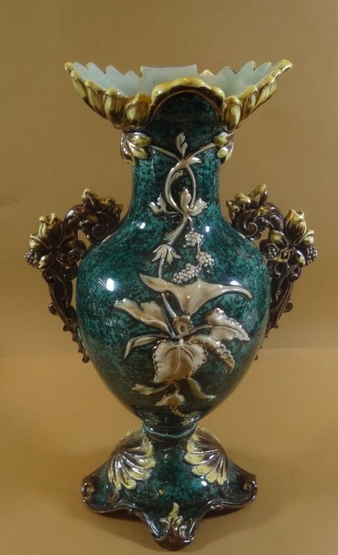 hohe Gründerzeit-Majolika-Vase "WS&S" Patent, Stand geklebt, Rand fehlt eine Spitze, H-35 cm