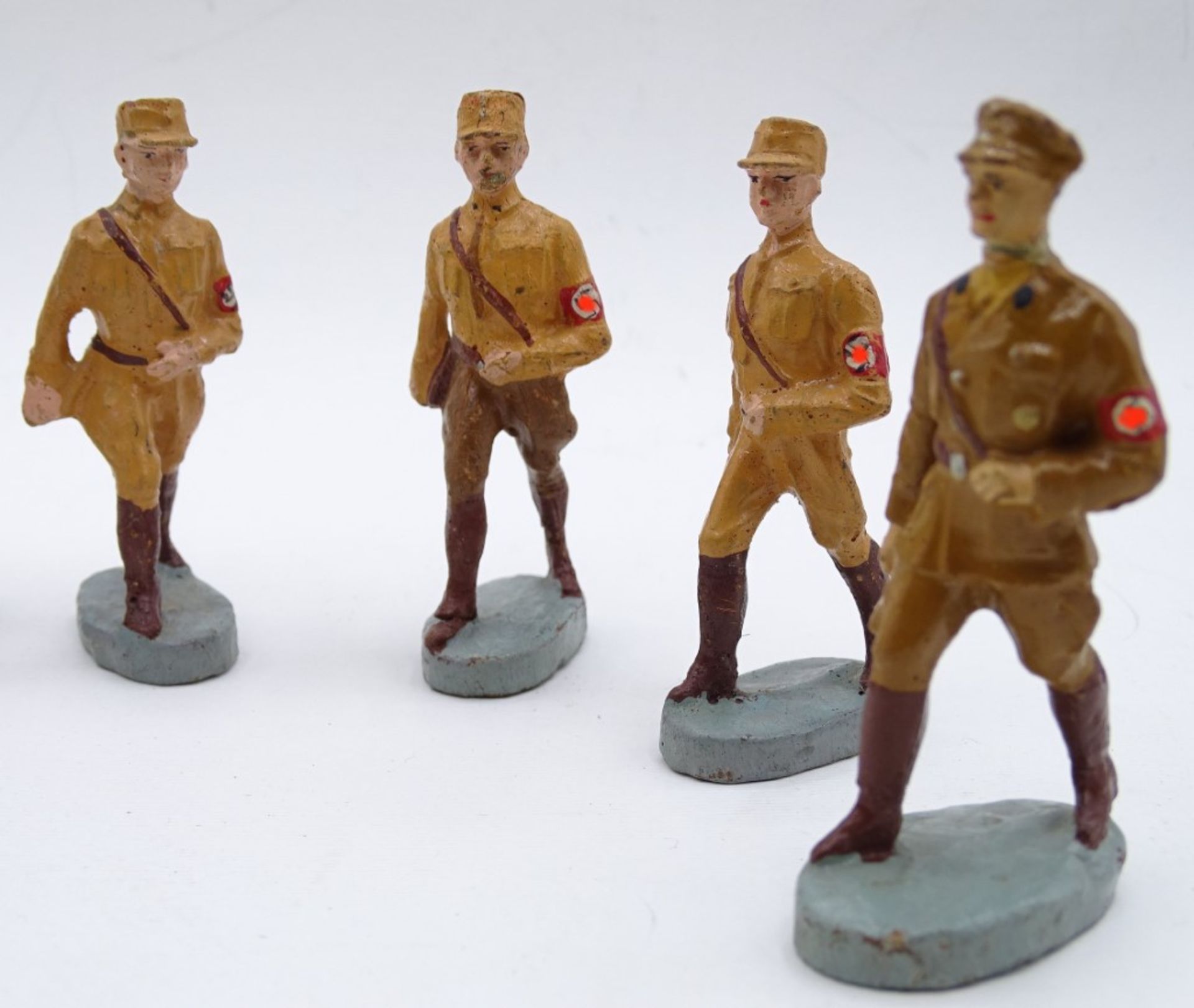 7 Elastolin-Soldaten, 3. Reich, H. ca. 7 cm, mit Altersspuren und kleinen Beschädigungen - Bild 3 aus 5