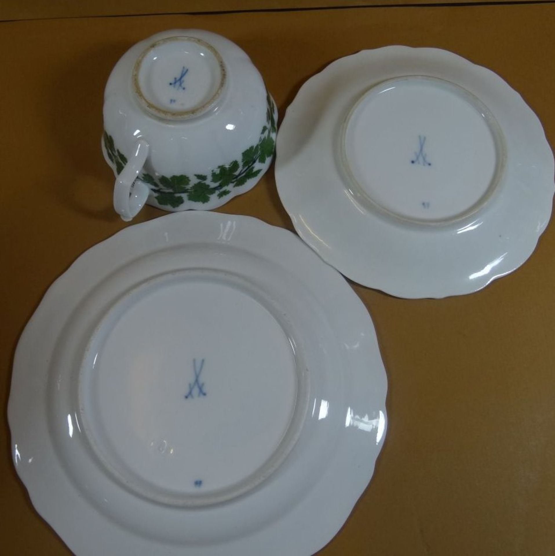 3x Tee-Gedecke "Meissen" Weinlaub,  1.Wahl, 9 Teile, 1x Untertasse Rand mit Chip - Bild 5 aus 5