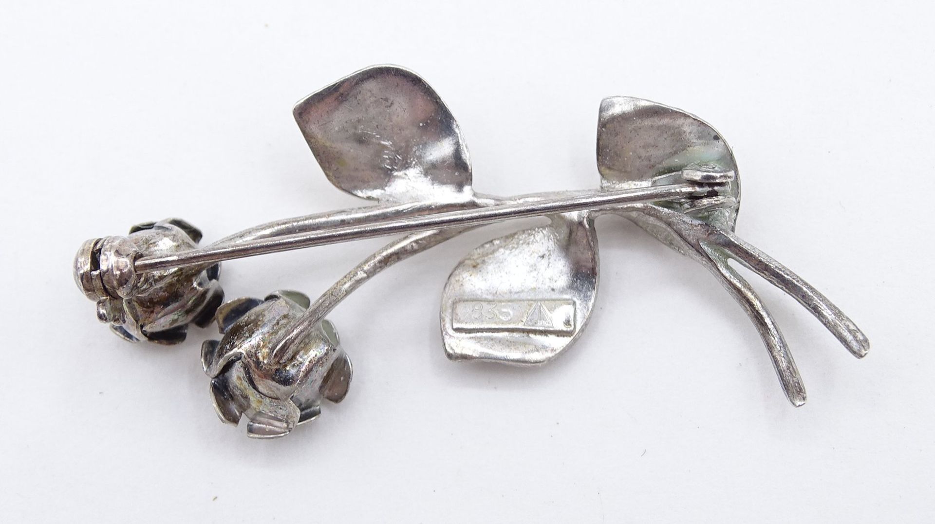 Brosche aus 835er-Silber mit Rosenmotiv, L. ca. 5 cm, 5 gr., leichte Altersspuren - Bild 2 aus 3