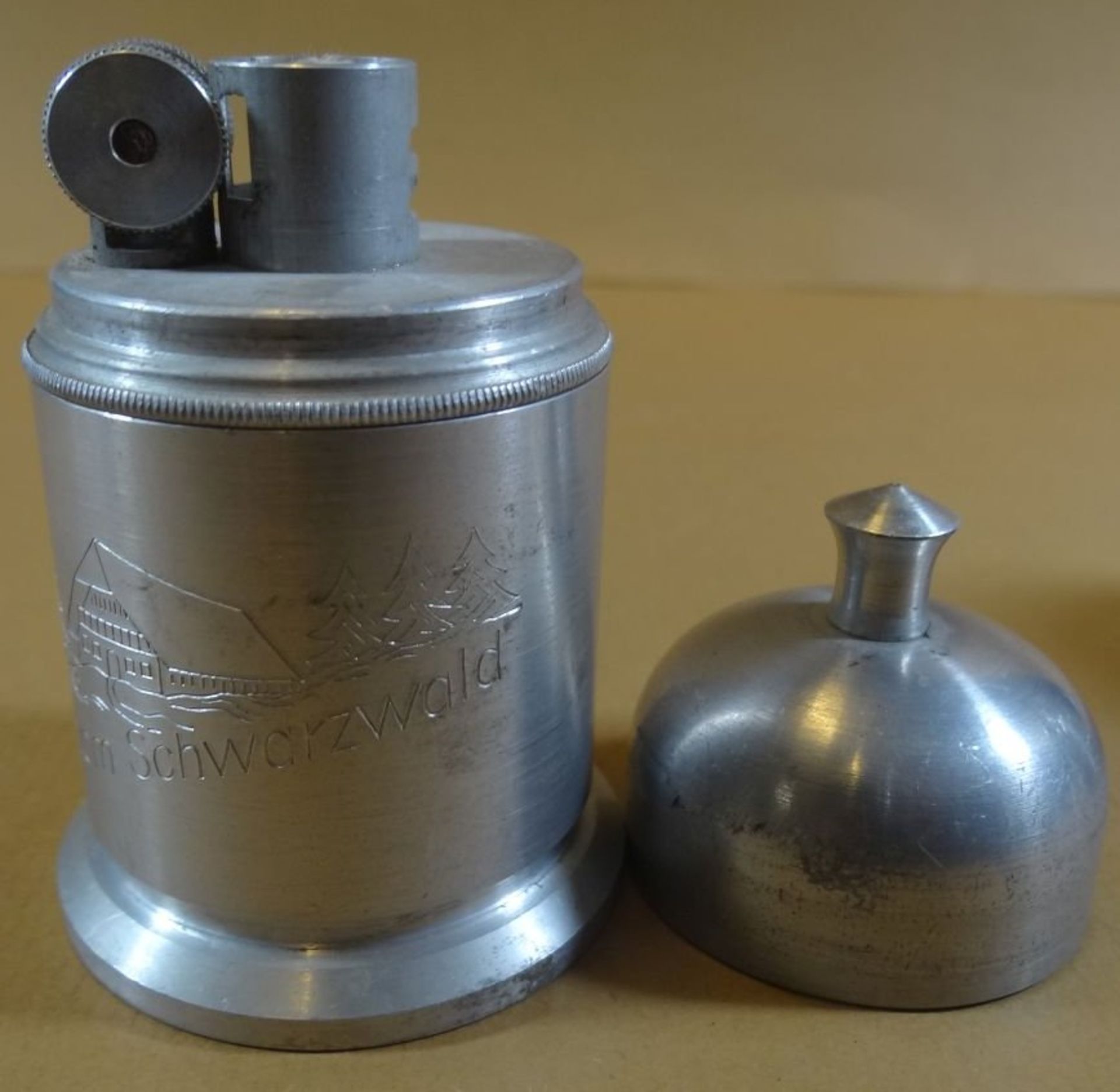Tisch Benzin-Feuerzeug, Zinn, Gruss vom Schwarzwald, H-9 cm, ungebraucht - Image 2 of 4
