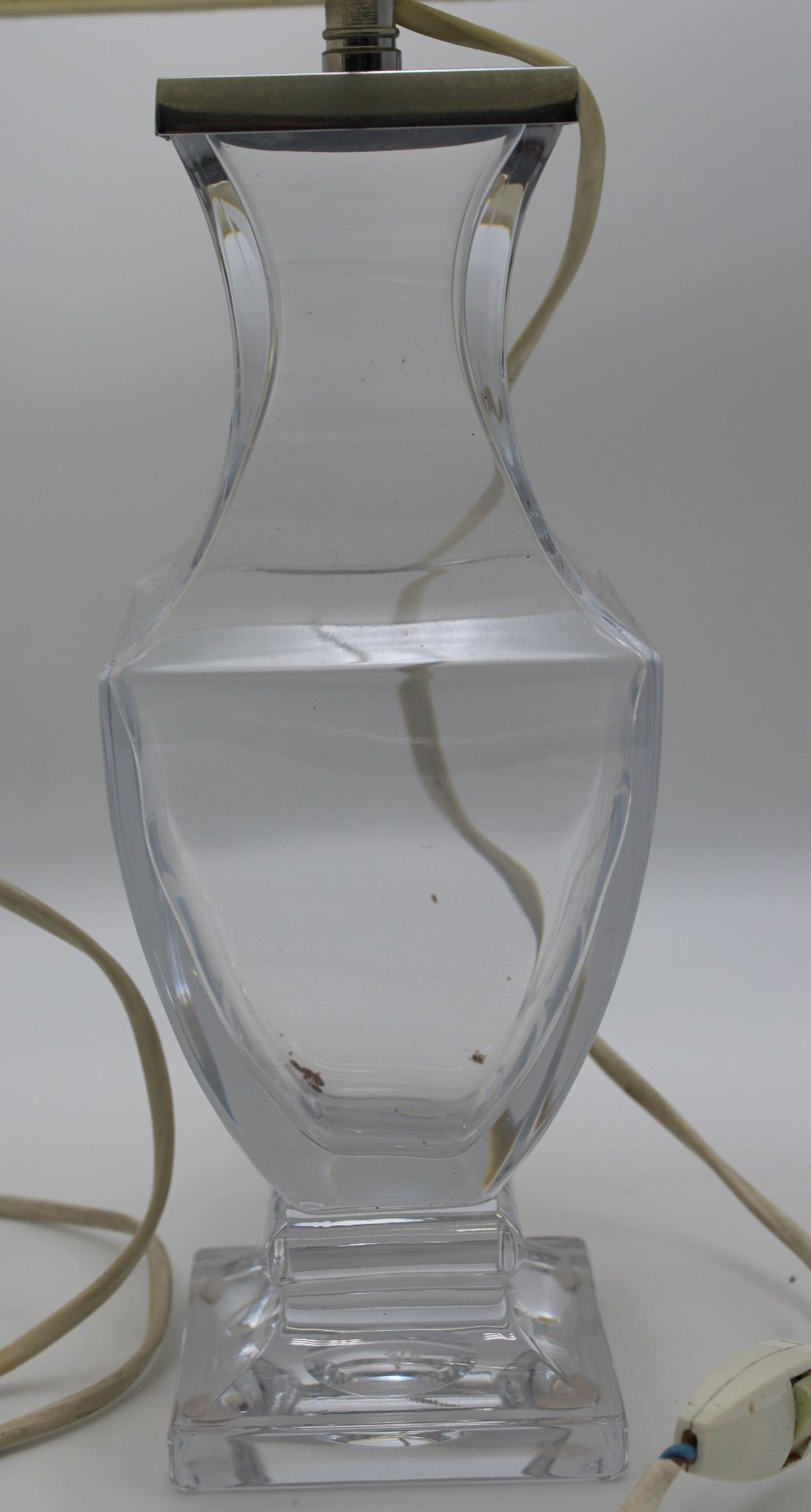 Paar Tischlampen, Sevres France, farbloses Glas, 1x an Ecke bestossen, Stoffschirme mit Grbeuchsspu - Bild 3 aus 5