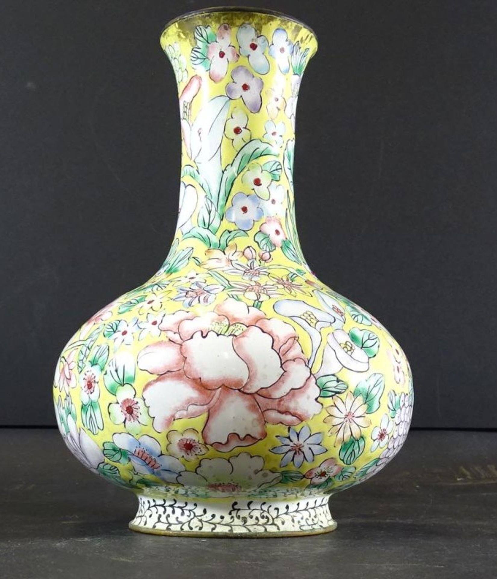Cloisonne-Vase mit floralen Dekor, China, H-19 cm,