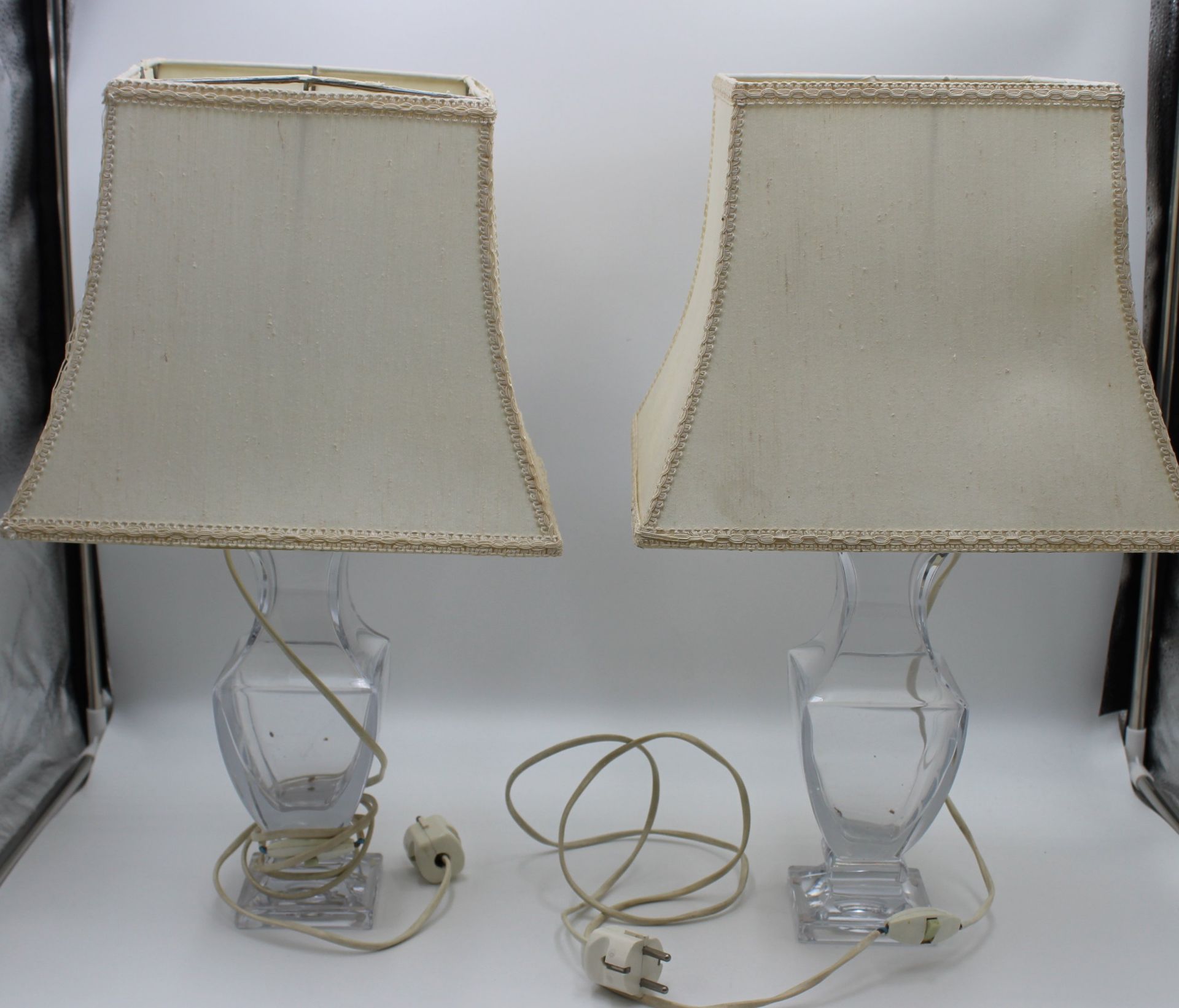 Paar Tischlampen, Sevres France, farbloses Glas, 1x an Ecke bestossen, Stoffschirme mit Grbeuchsspu