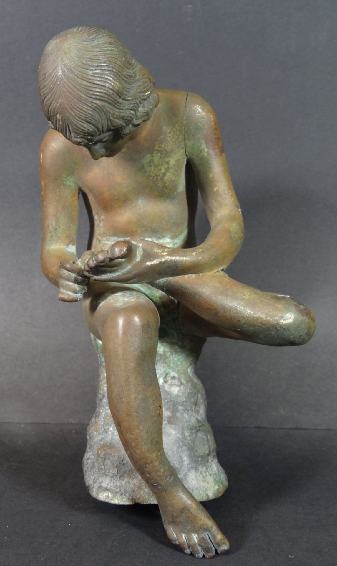 antike Bronze "Der Dornauszieher", schwere Bronze, Sockel fehlt, H-18 cm, Oberschenkel Verbindung g