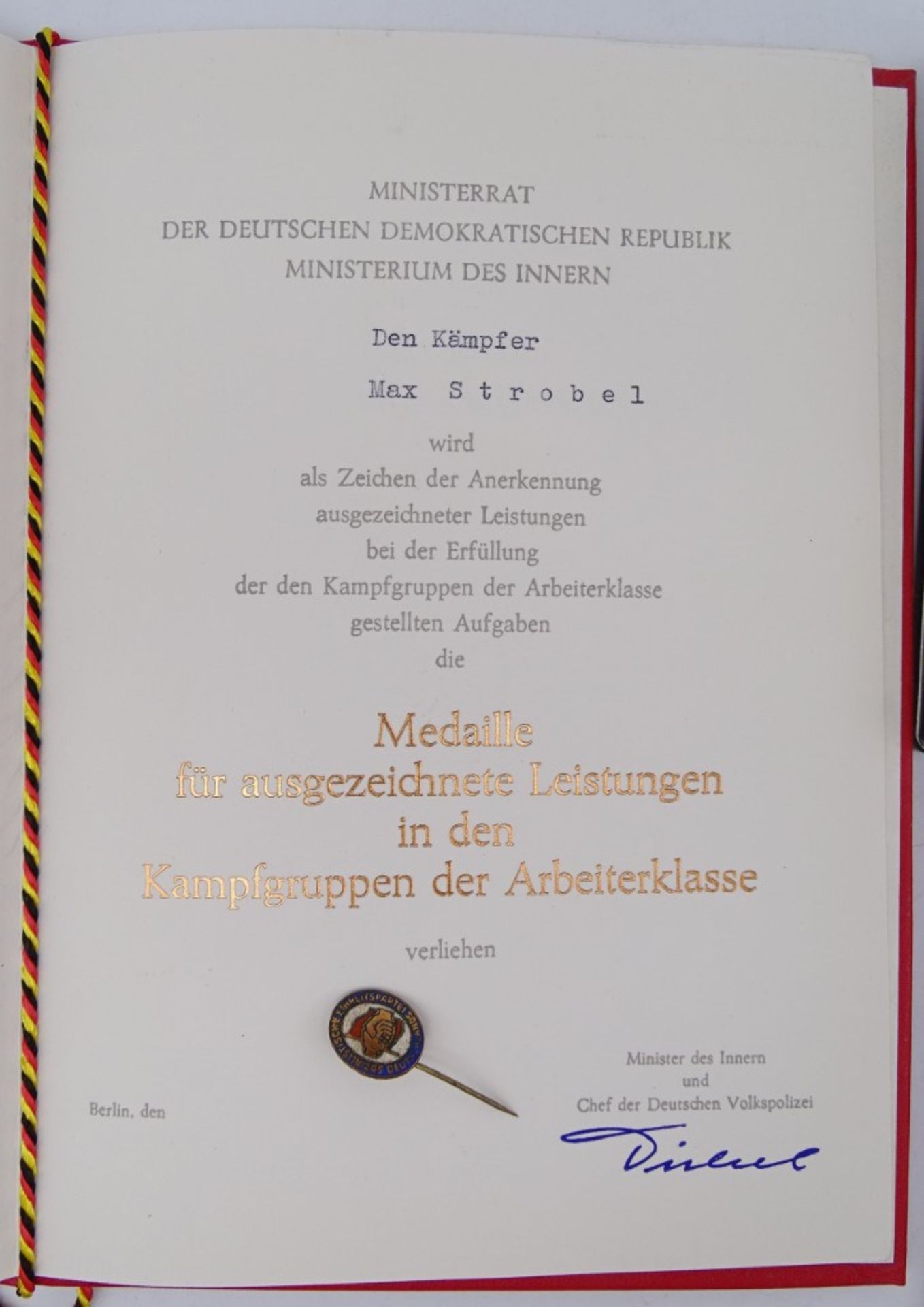 Medaille und Bandschnalle für ausgezeichnete Leistungen in den Kampfgruppen der Arbeiterklasse mit  - Bild 2 aus 4