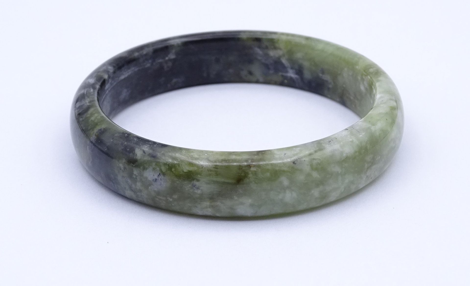 Armreif aus grünlicher Jade, Ø: 7,5 cm, B. 1,5 cm, 46 gr. - Bild 2 aus 3