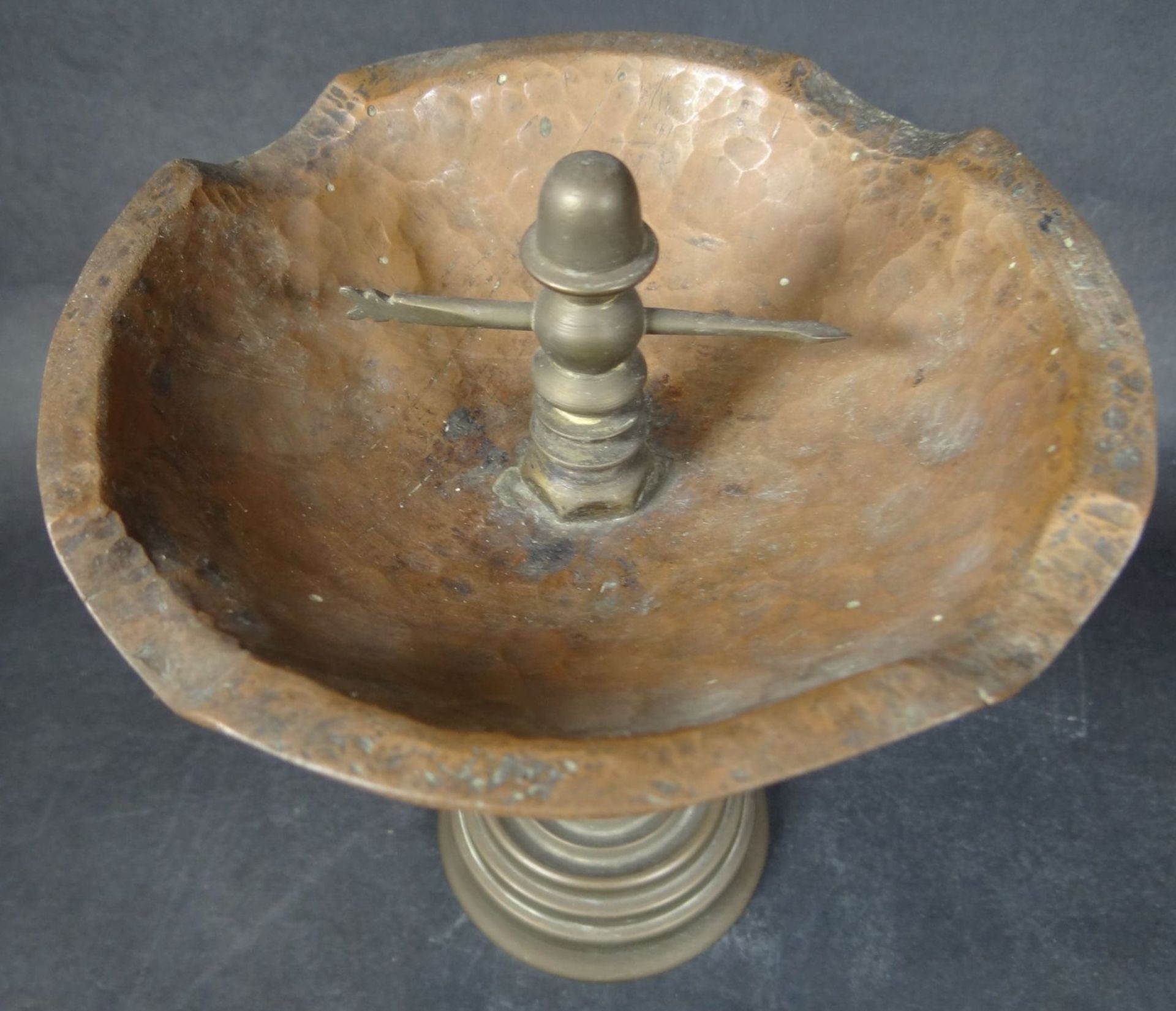 Kupfer-Ascher auf Bronze-Stand, Hammerschlagdekor um 1930, H-16 cm, D-13,5 cm - Image 2 of 4