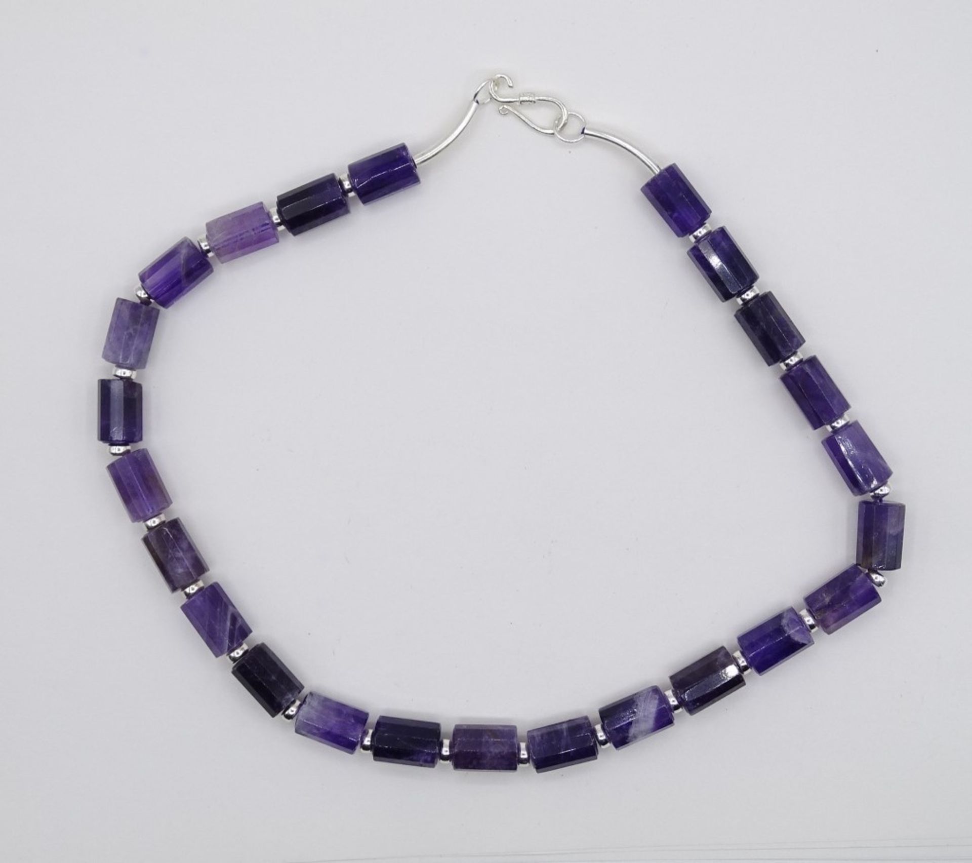 Kette aus Amethystrhomben mit silbernen Zwischenelementen und Verschluss (gepr.), L. 48,5 cm, 76 gr