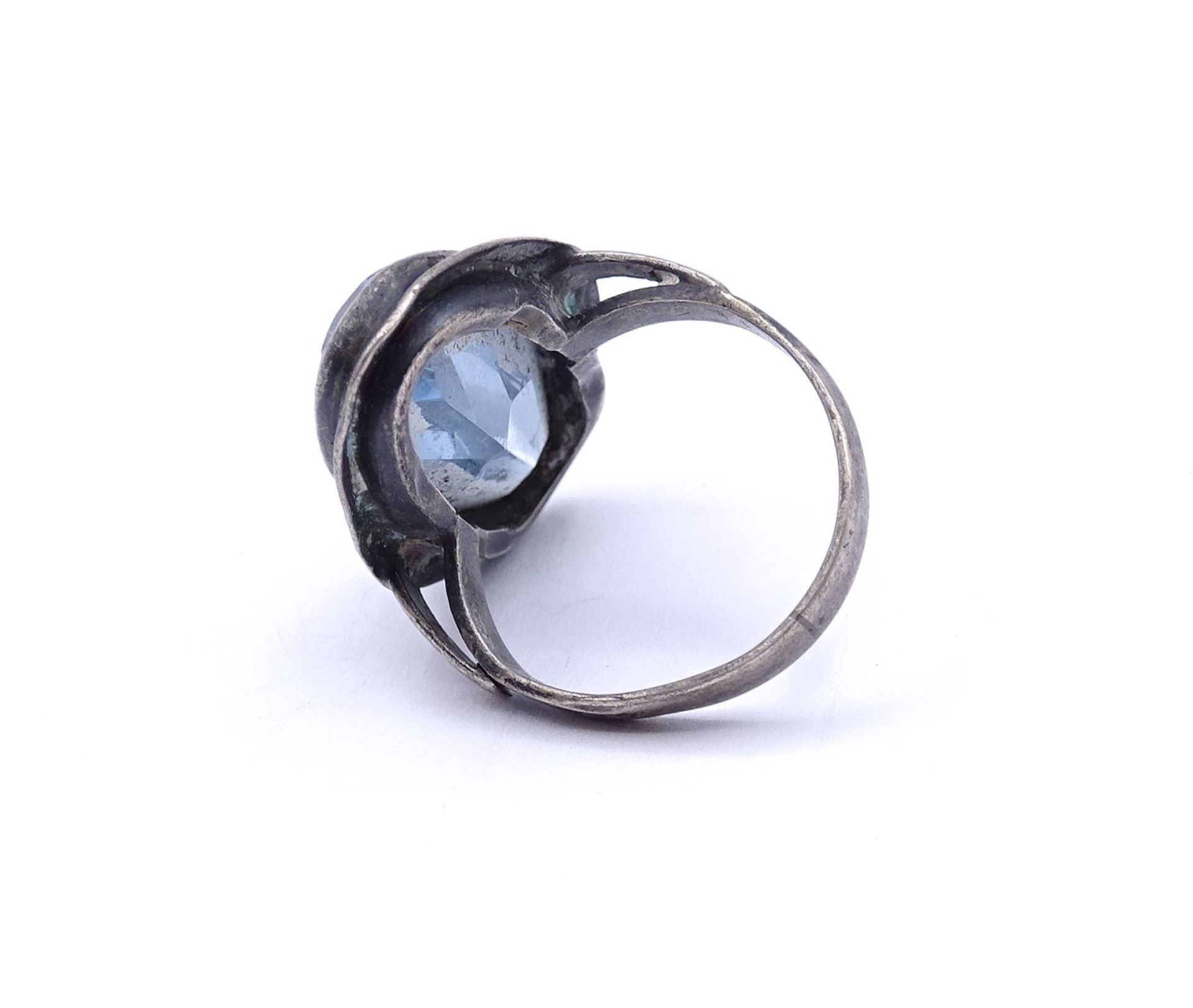 835er Silber Ring mit einen oval facc. hellblauen Farbstein, starke Tragespuren, 6,5g., RG 51/52 - Image 3 of 3