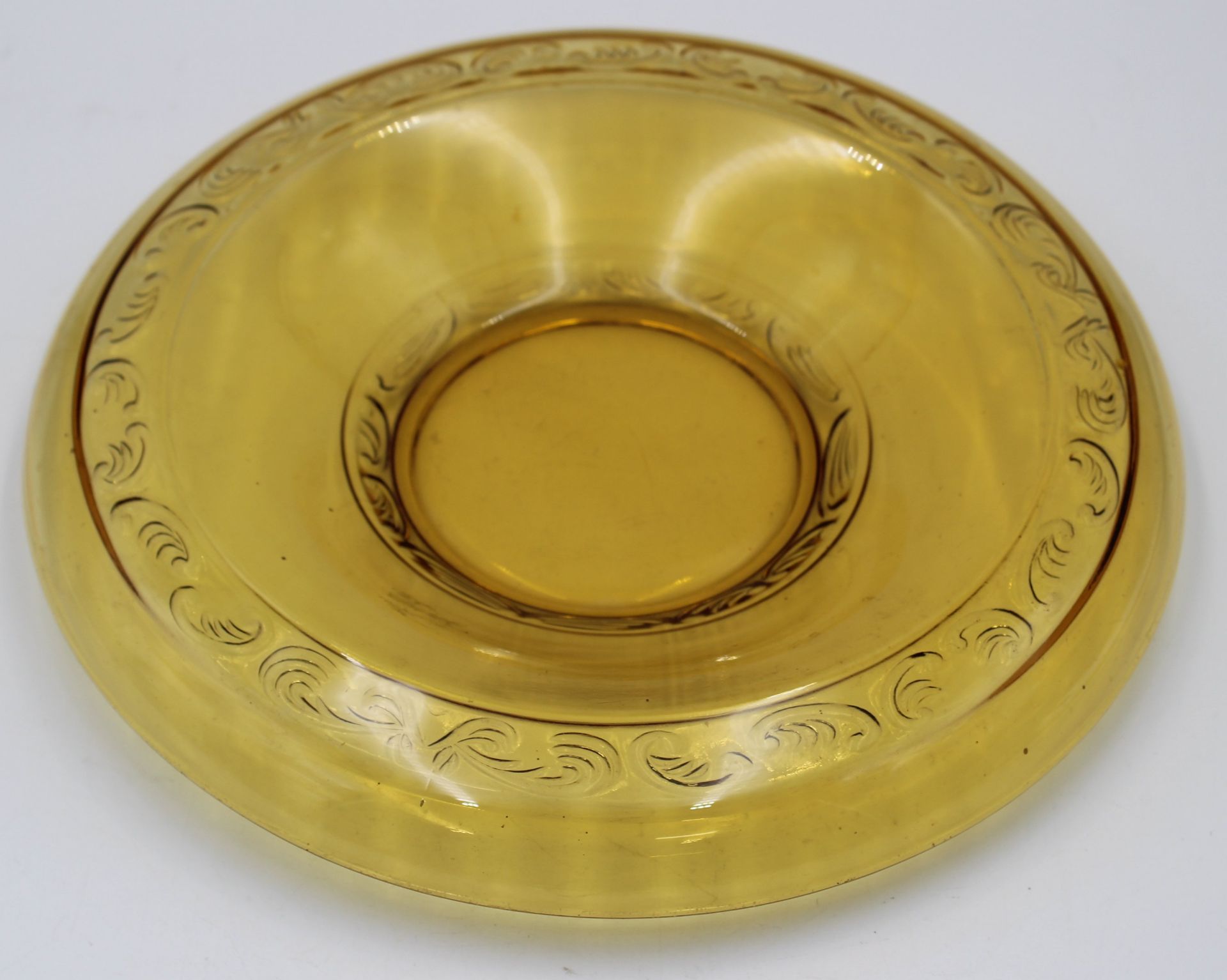 Schale, älter, bernsteinfarbenes Glas, reliefiert, ca. H-4,5cm D-31cm.
