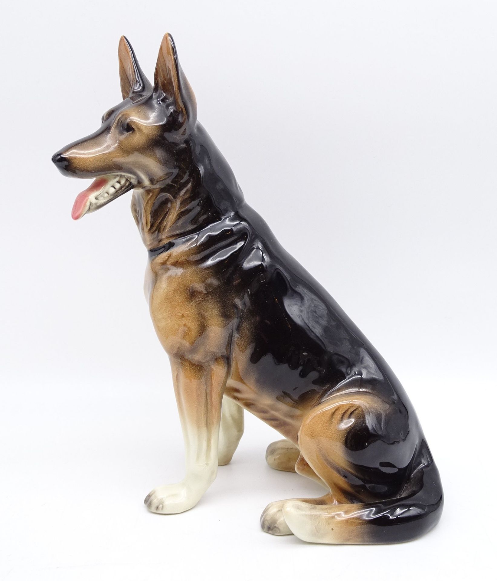 Figur eines Schäferhundes, nummeriert, "Made in Germany", H. 28,5 cm, mit Altersspuren, ein Ohr gek
