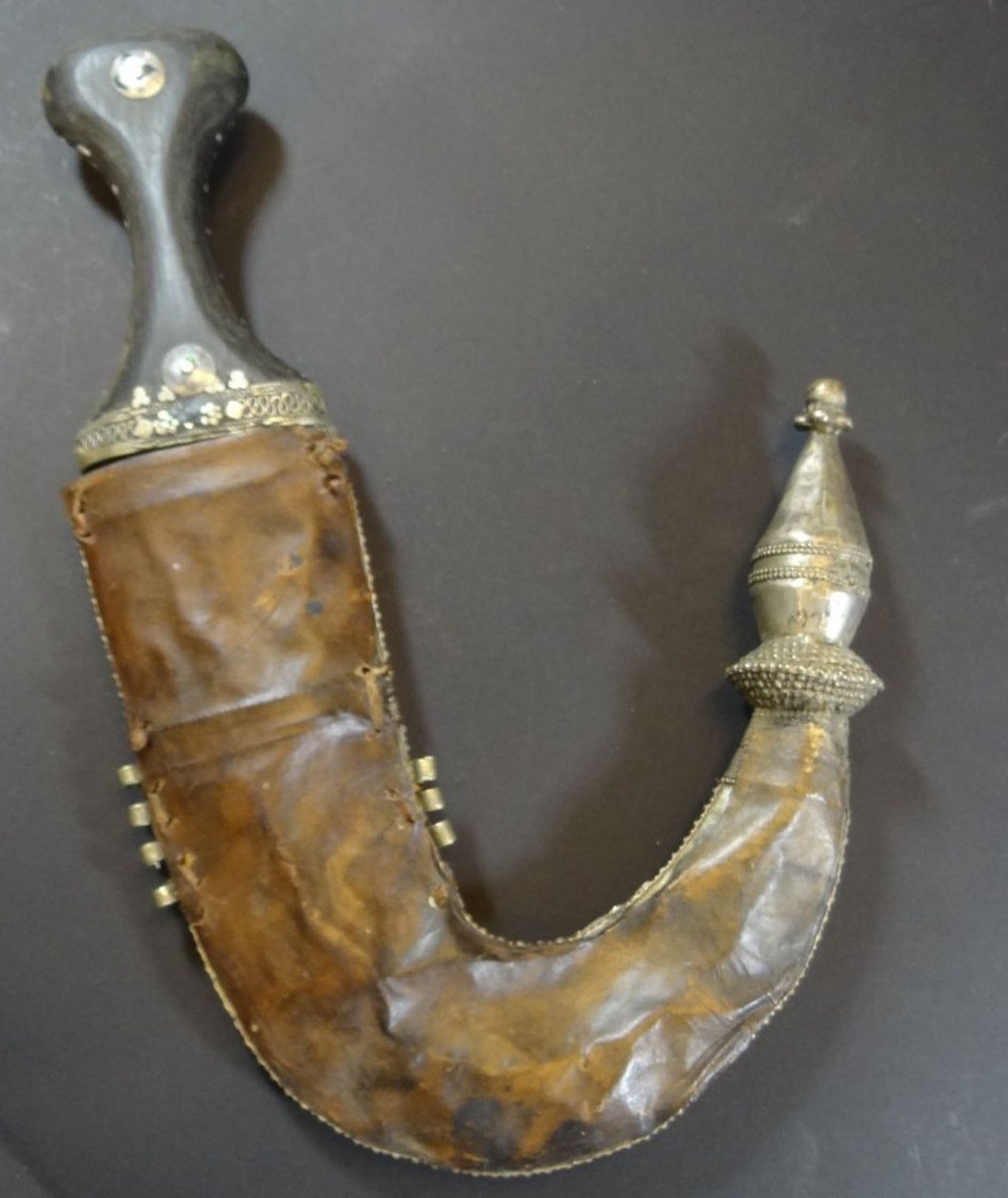 arabischer Krummdolch in versilb. Scheide, Rückseite Leder, Alters-u. Gebrauchsspuren, Klinge arabi - Image 3 of 6