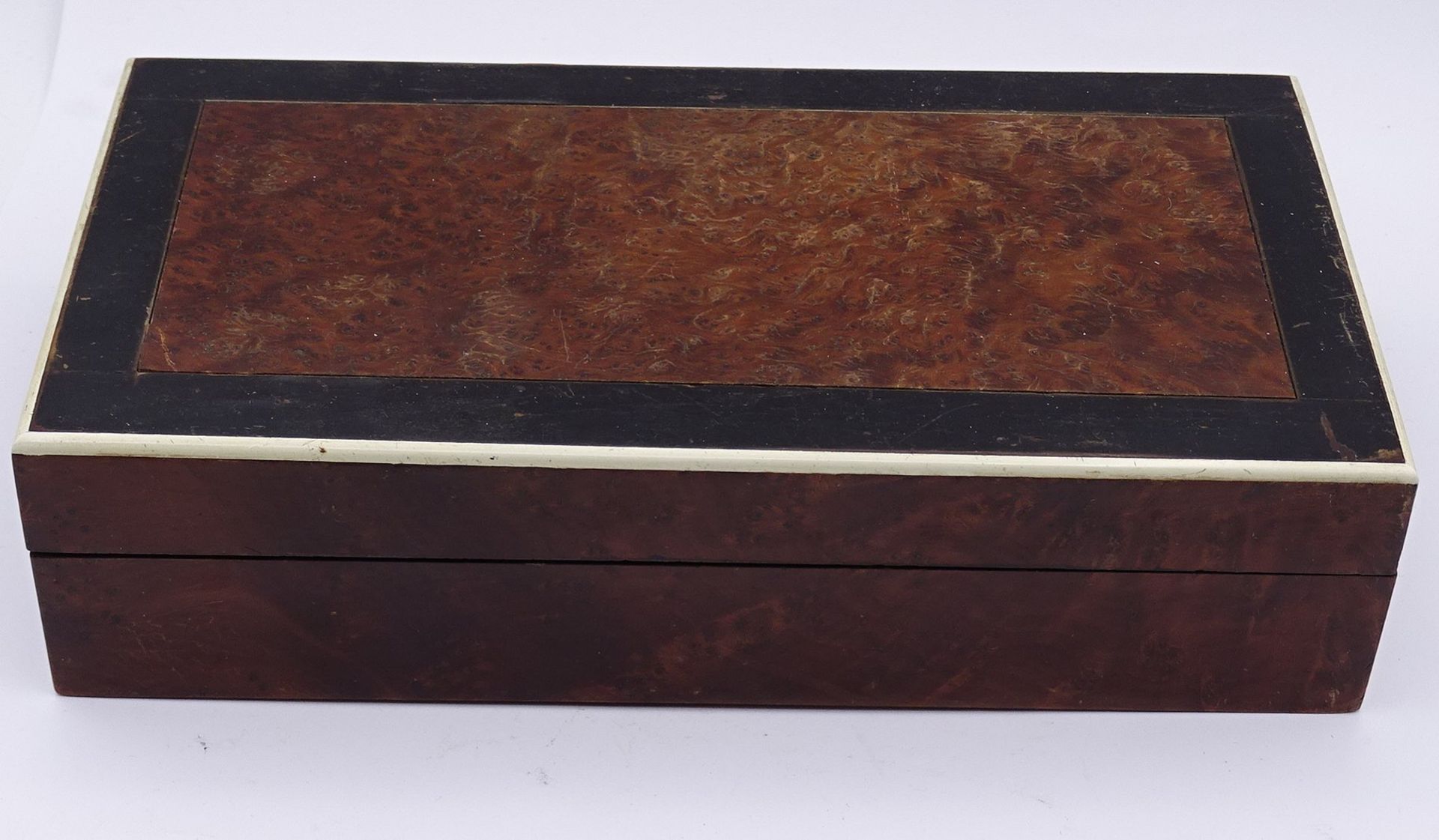 Holzschatulle mit schwarzen Einlagen, eine Ecke vom Deckel defekt, 20x10x6,5cm