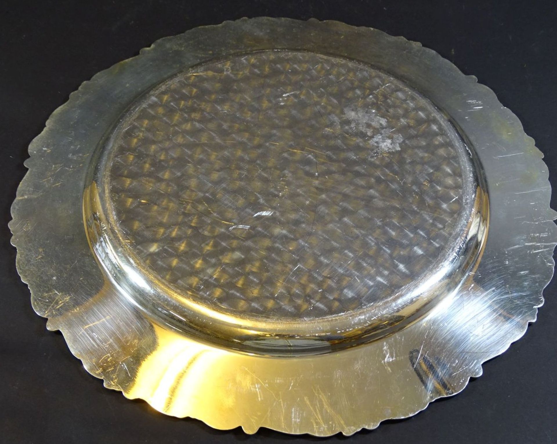 grosse versilberte runde Platte mit Traubendekor, D-33 cm, Alters-u. Gebrauchsspuren - Bild 2 aus 2