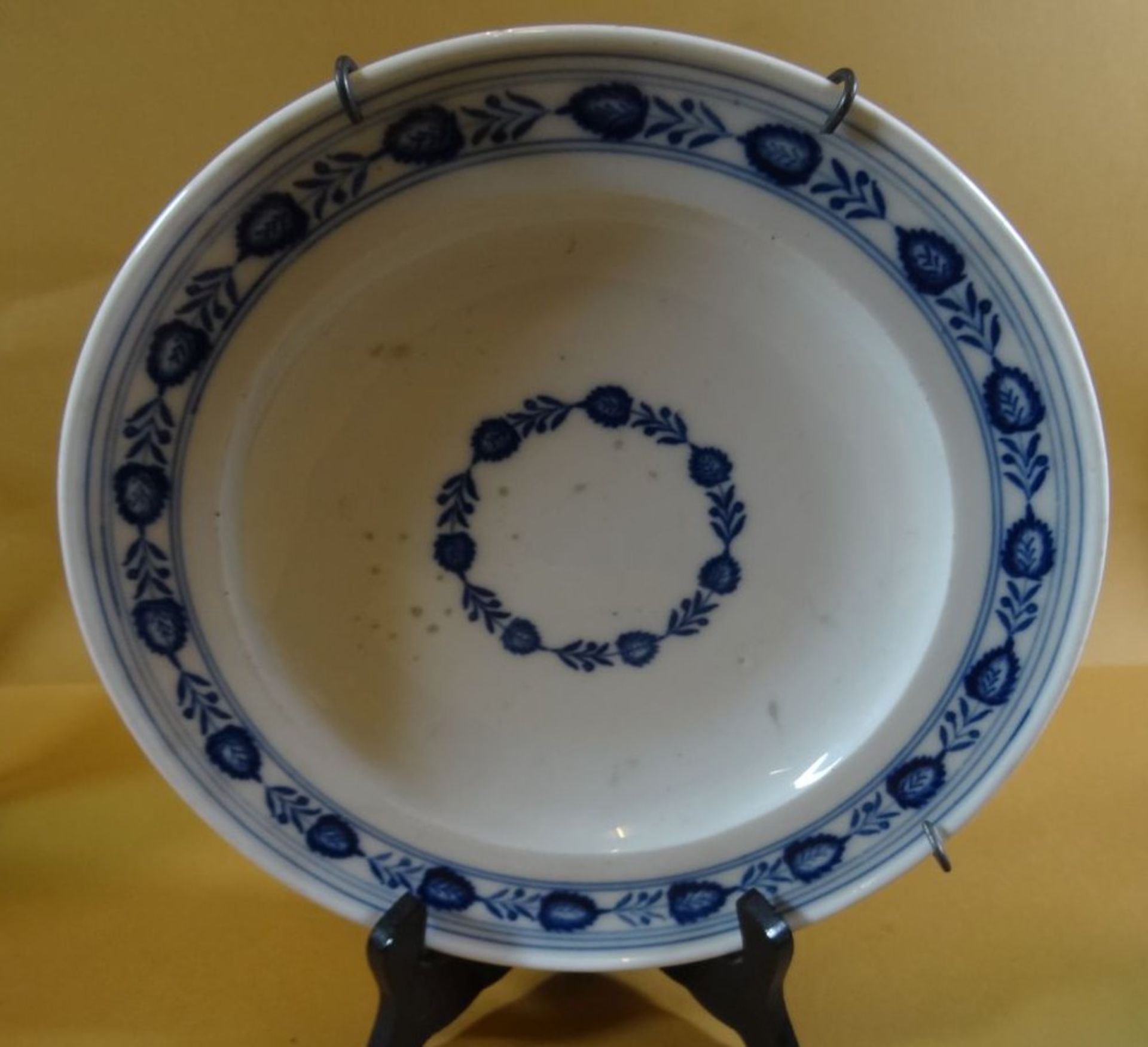 Meissen Teller mit blauen Dekor um 1850, Glasur mit Altersspuren, D-24,5 cm